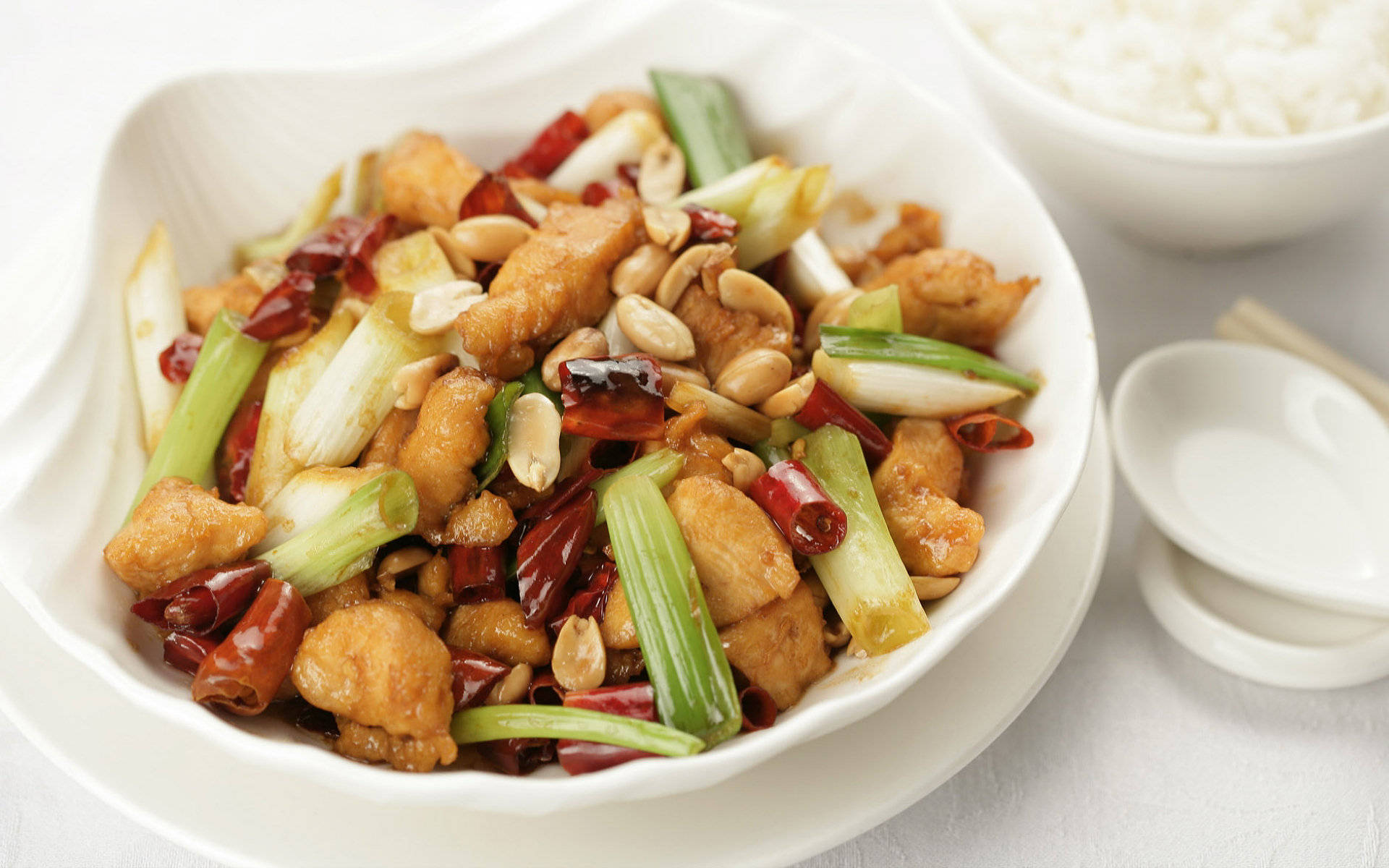 宮保雞丁配花生、辣椒和青蔥，佐以白飯。