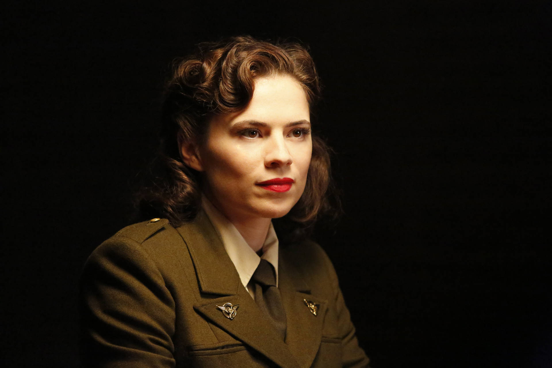 1940年代軍裝女性，紅唇，黑色背景