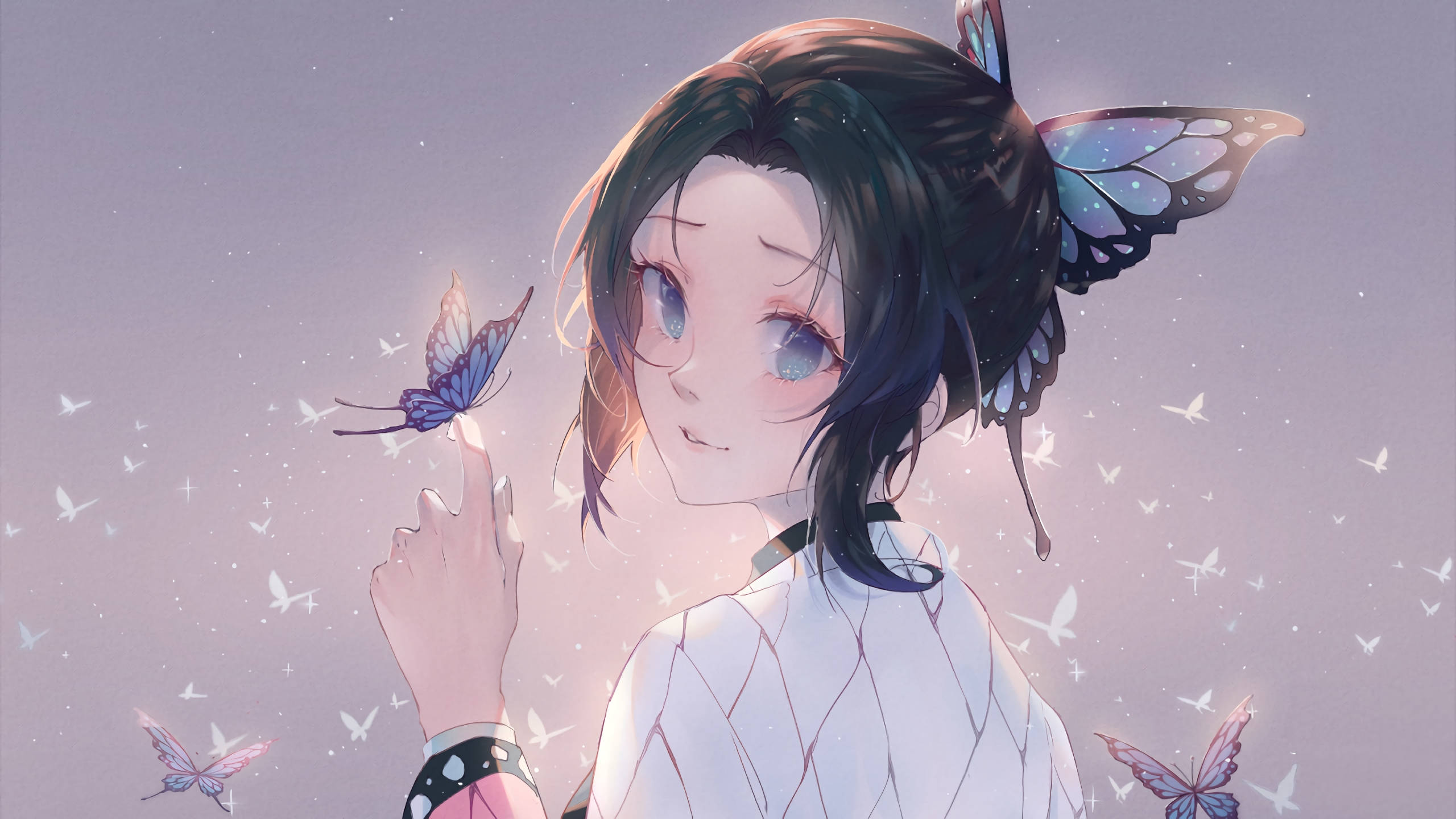 4K 《鬼滅之刃》香奈乎 壁紙 — 一位年輕的動漫女孩，深色頭髮和蝴蝶翅膀，輕輕觸摸一隻發光的藍色蝴蝶，背景是柔和的紫色天空，充滿了飄浮的蝴蝶。