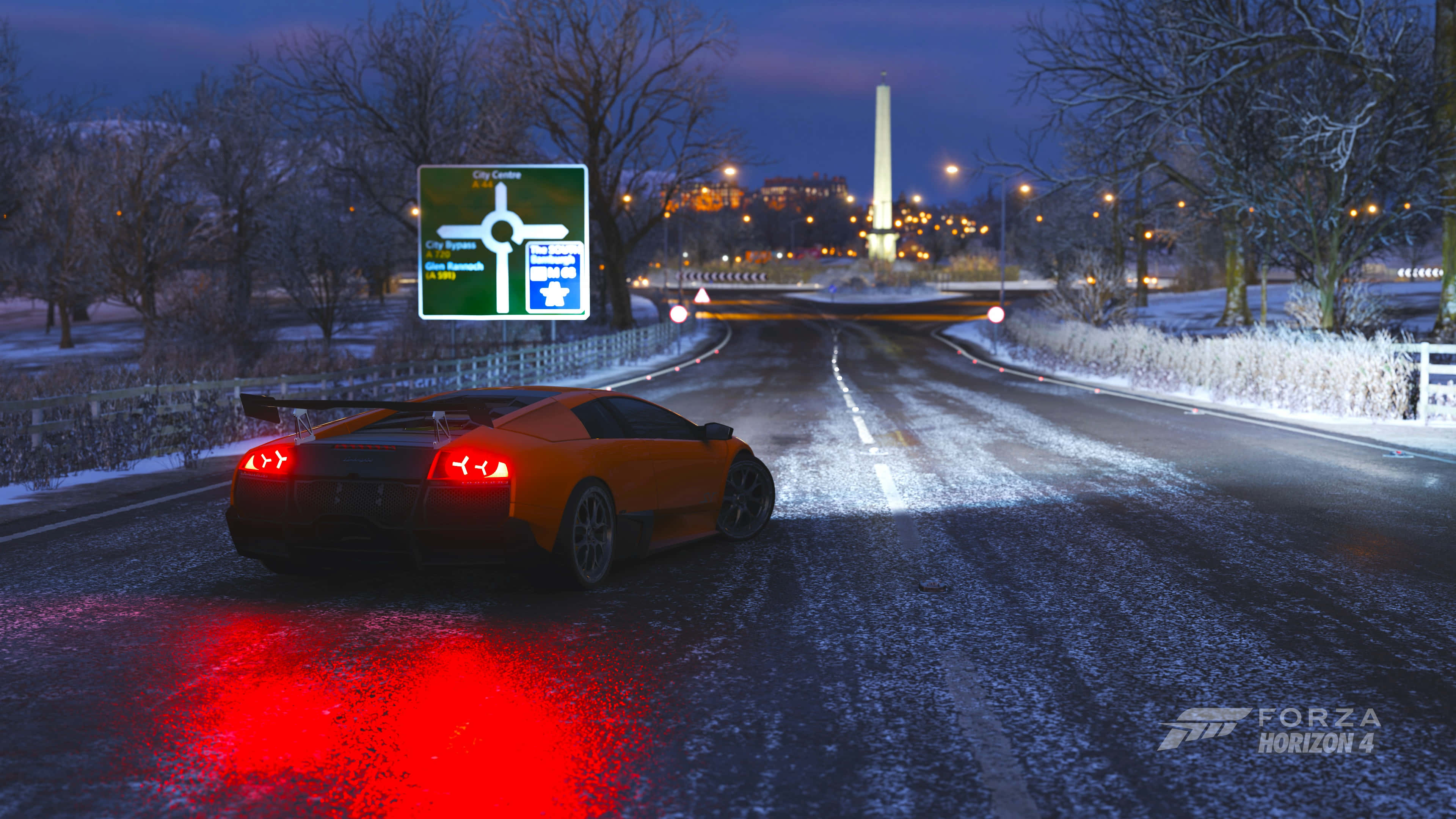 4K《Forza Horizon 4》背景：橙色蘭博基尼Murciélago 壁紙 — 一輛充滿活力的橙色跑車在雪景暮色城市中滑行，熾熱的紅色尾燈在濕漉漉的路面上反射。