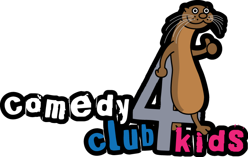 喜劇俱樂部4Kids標誌 壁紙 — 卡通水獺喺大數字四同色彩繽紛嘅文字「comedy club kids」旁邊豎起拇指。