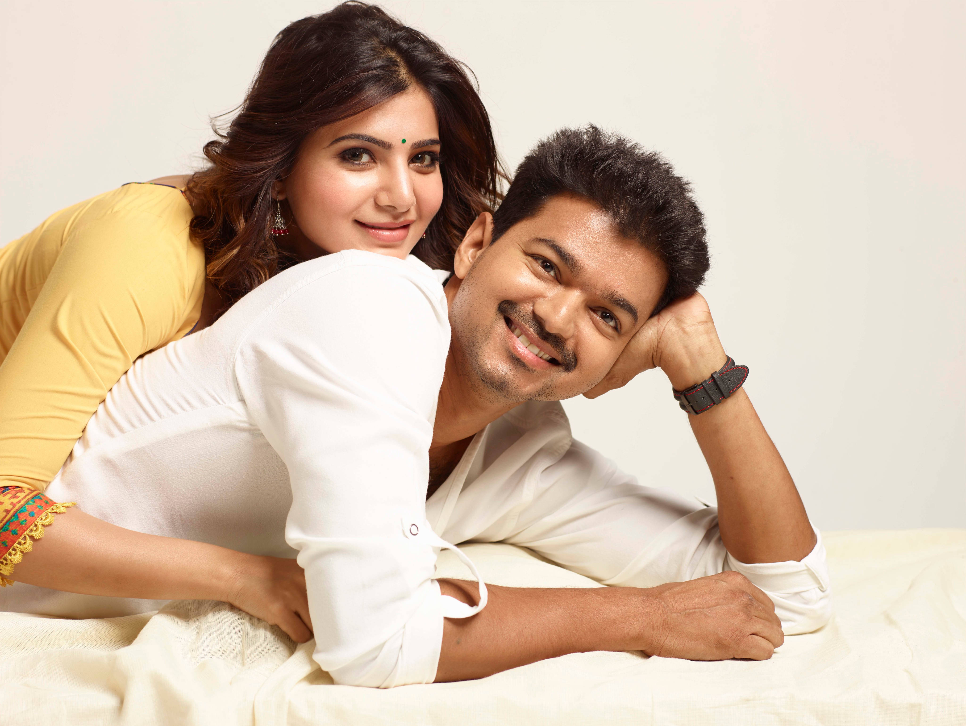 維傑與薩曼莎 4K《Kaththi》 壁紙 — 一對微笑的情侶在柔和的燈光和中性背景的床上親密地擺姿勢。