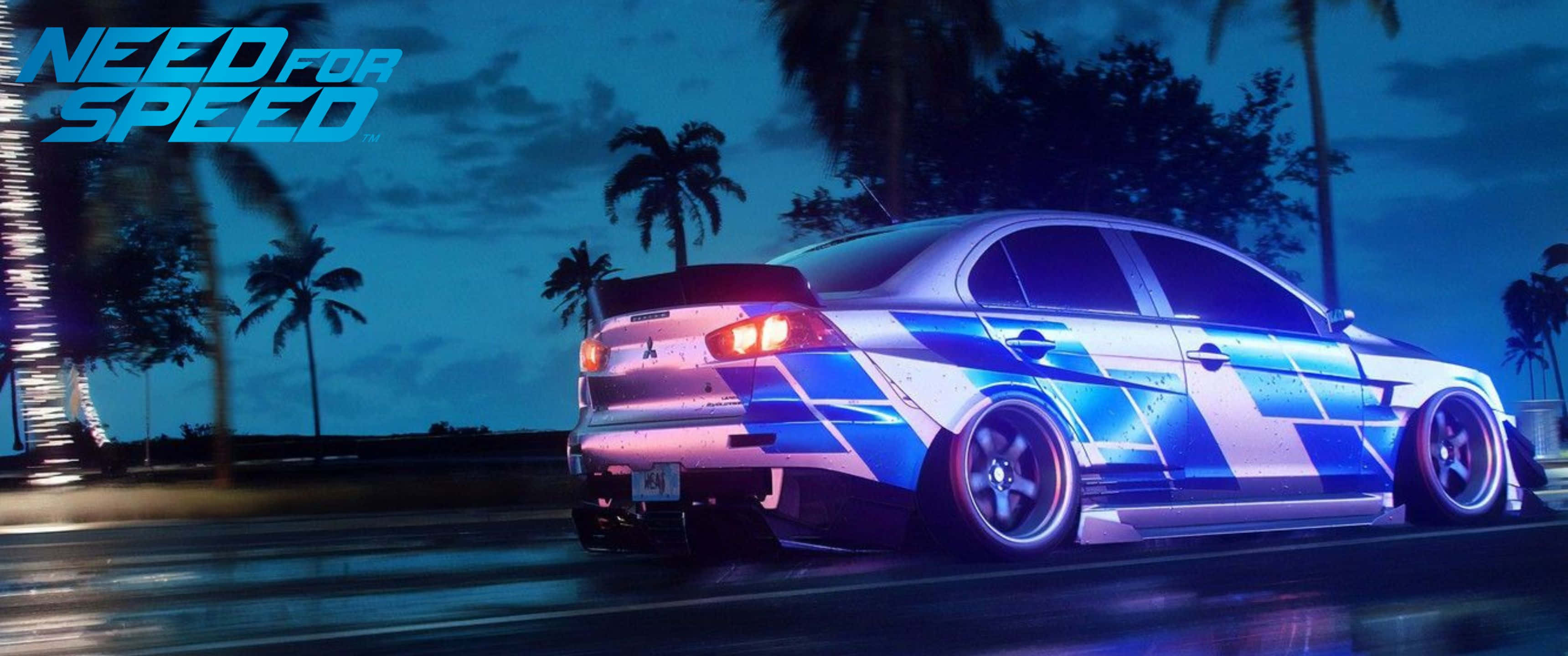 以4K畫質體驗《Need for Speed》的賽道 壁紙 — 一輛藍白賽車在棕櫚樹和霓虹燈閃爍的熱帶夜街上飛馳。