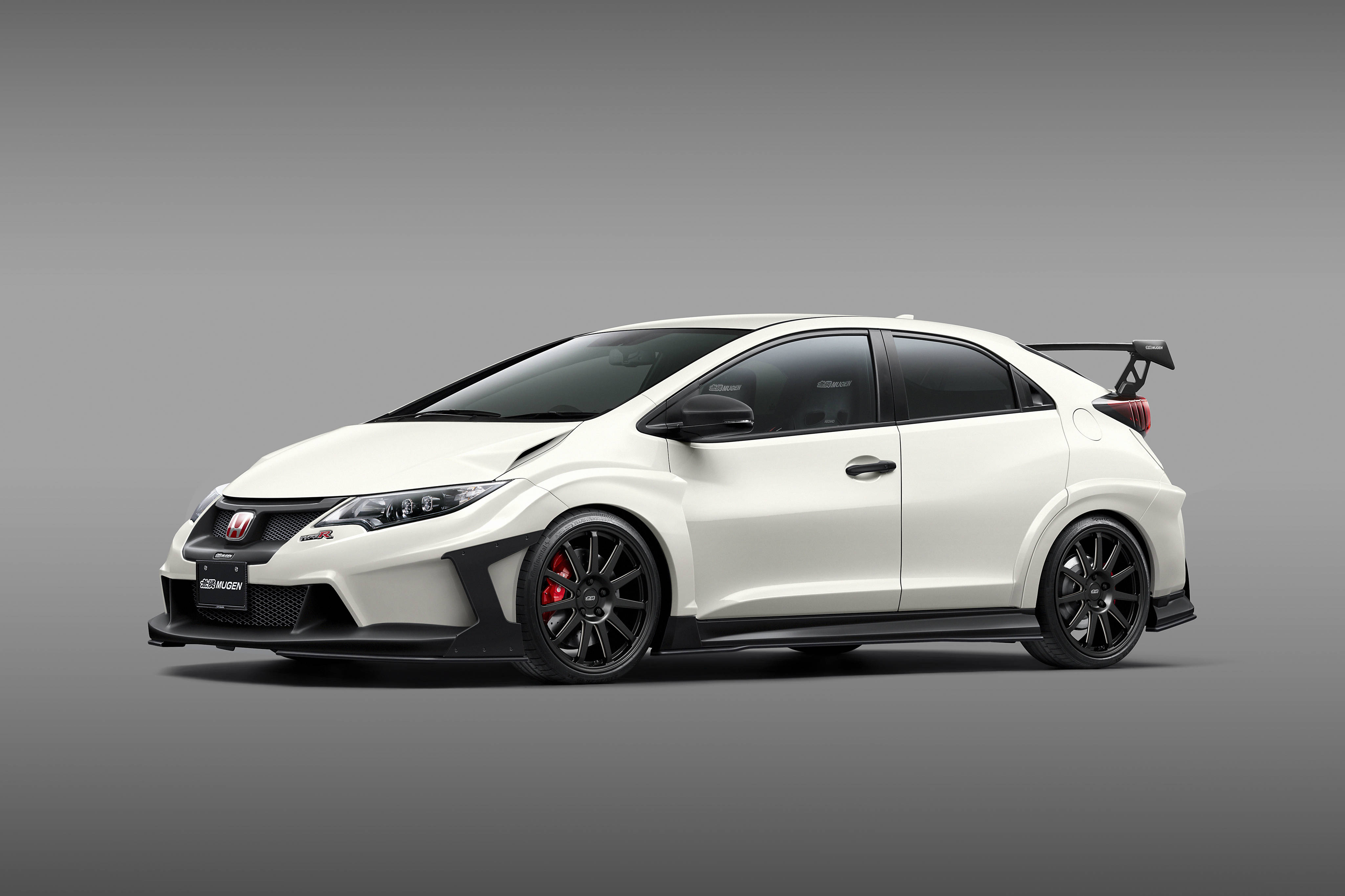 4K高畫質白色本田思域Type R 壁紙 — 一部時尚的白色本田思域Type R，帶有黑色飾件和紅色制動卡鉗，在漸變灰色工作室背景前擺拍。