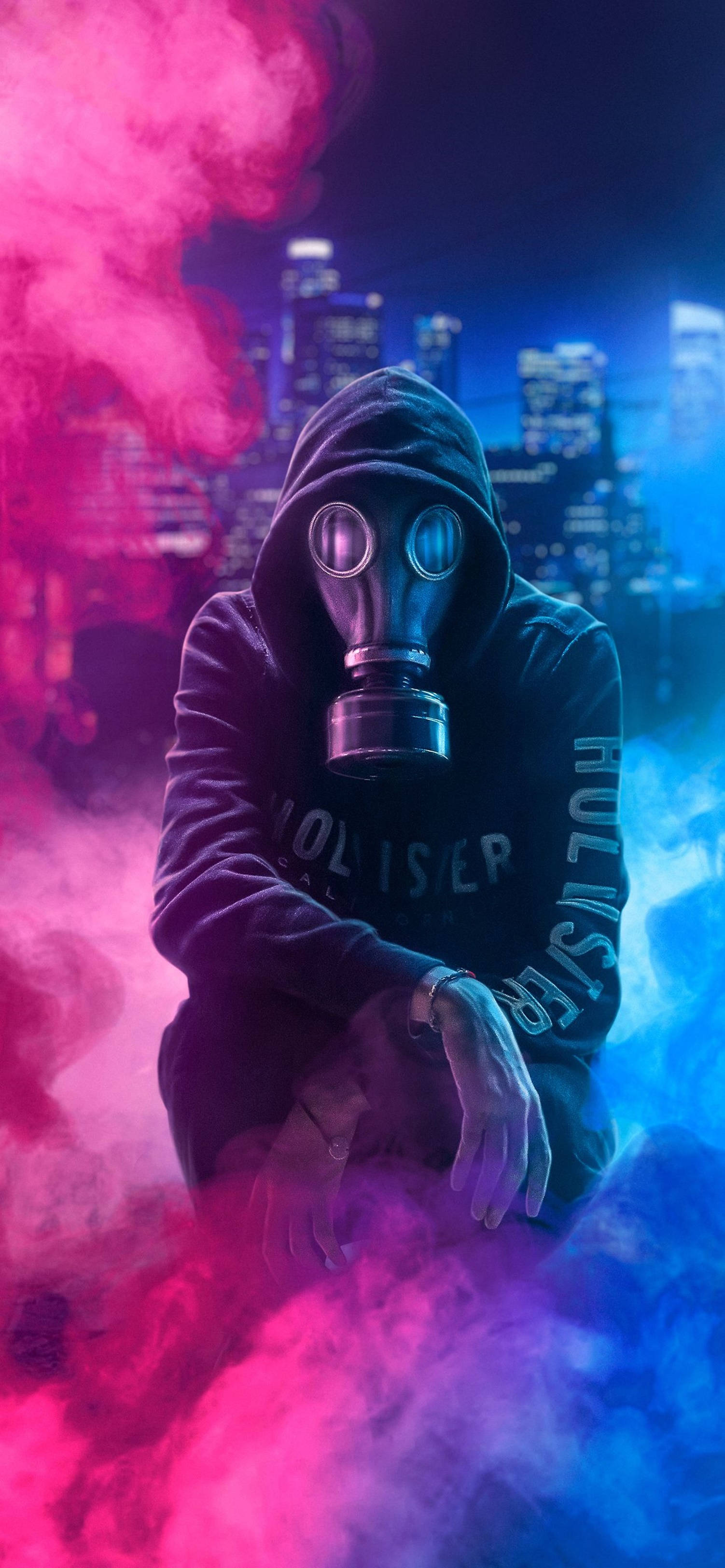 戴著防毒面具和連帽衫的人，在夜晚的城市中被霓虹煙霧包圍。 — 4K 動漫 壁紙