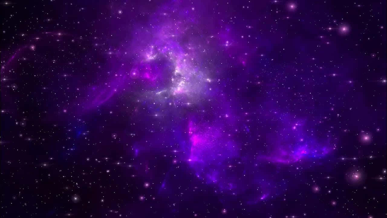 深空中帶有閃爍星星的紫色星雲