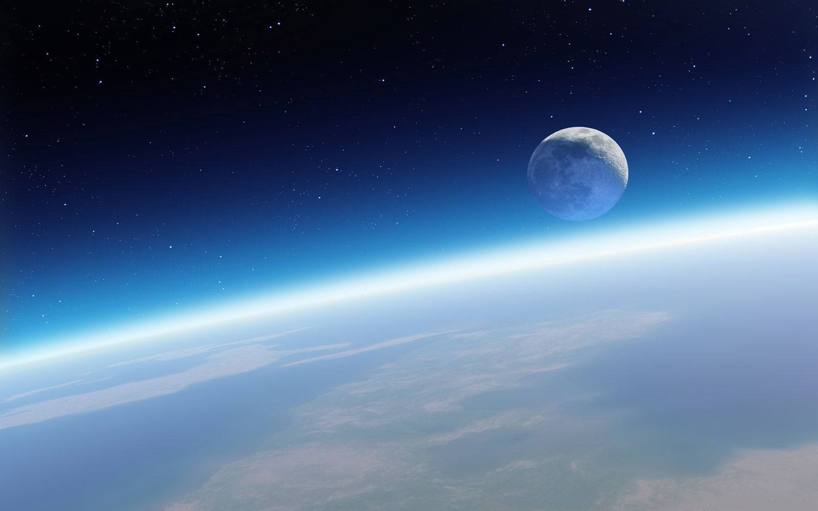 地球彎曲地平線在大氣光中閃耀，襯托著繁星點點的天空和突出的月亮。