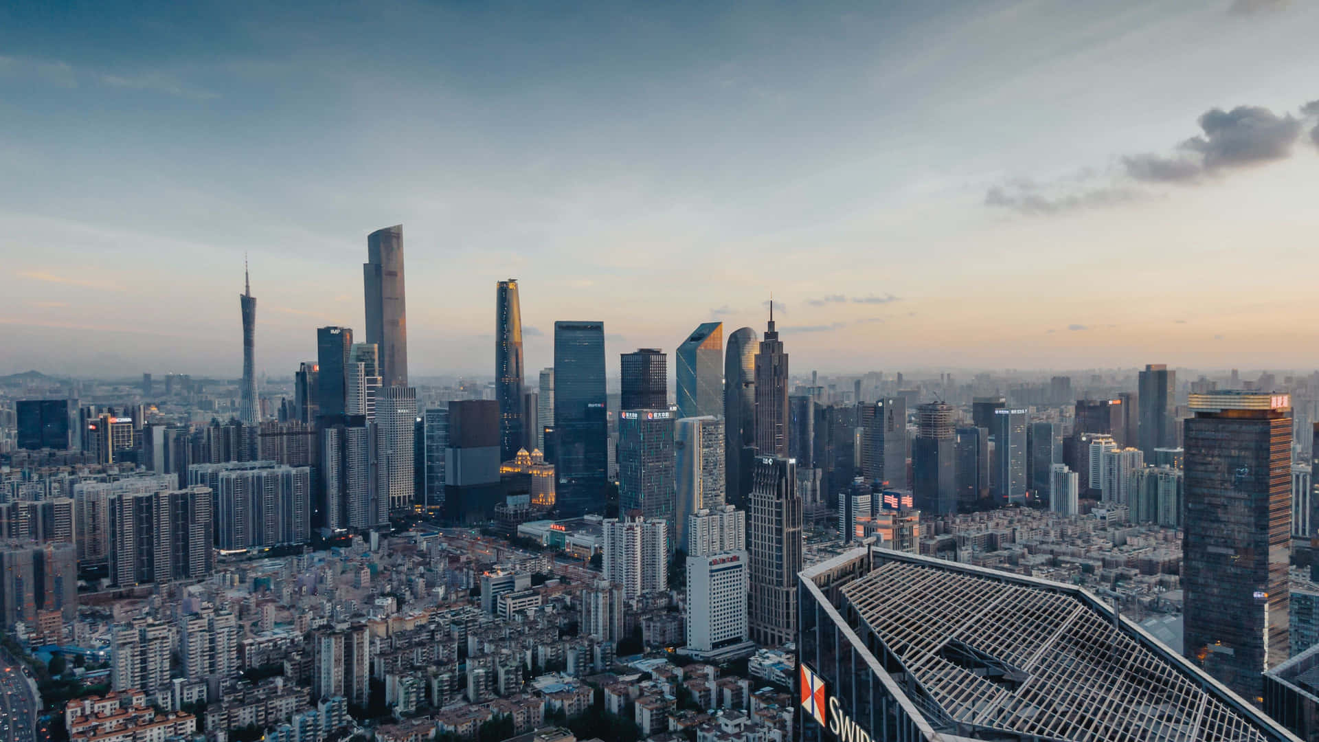 日落時分高樓林立的密集城市景觀全景。