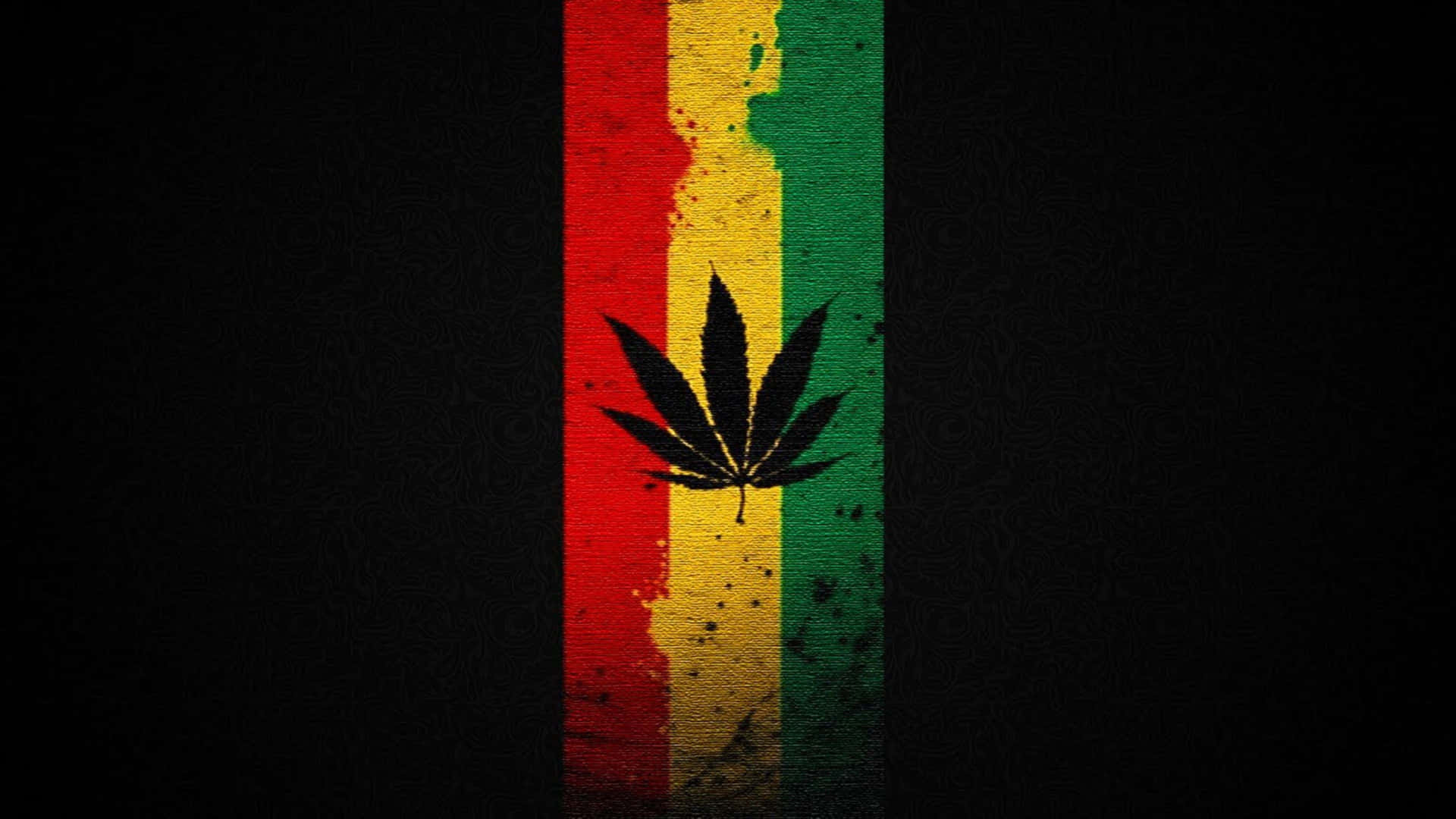 在深色紋理背景上，紅、黃、綠條紋上的一片黑色大麻葉。 — 大麻 壁紙