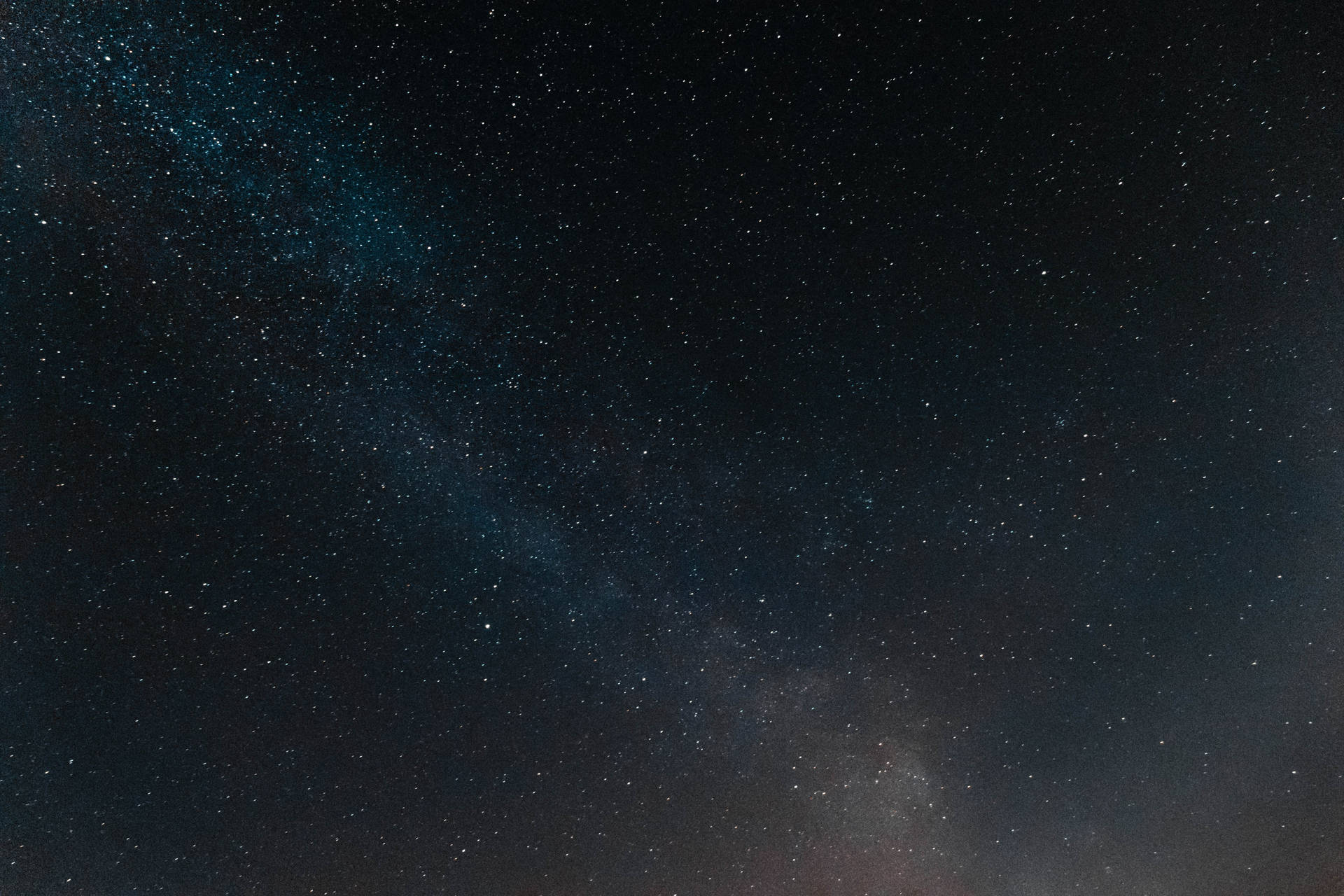 銀河系在黑暗夜空中的密集星場