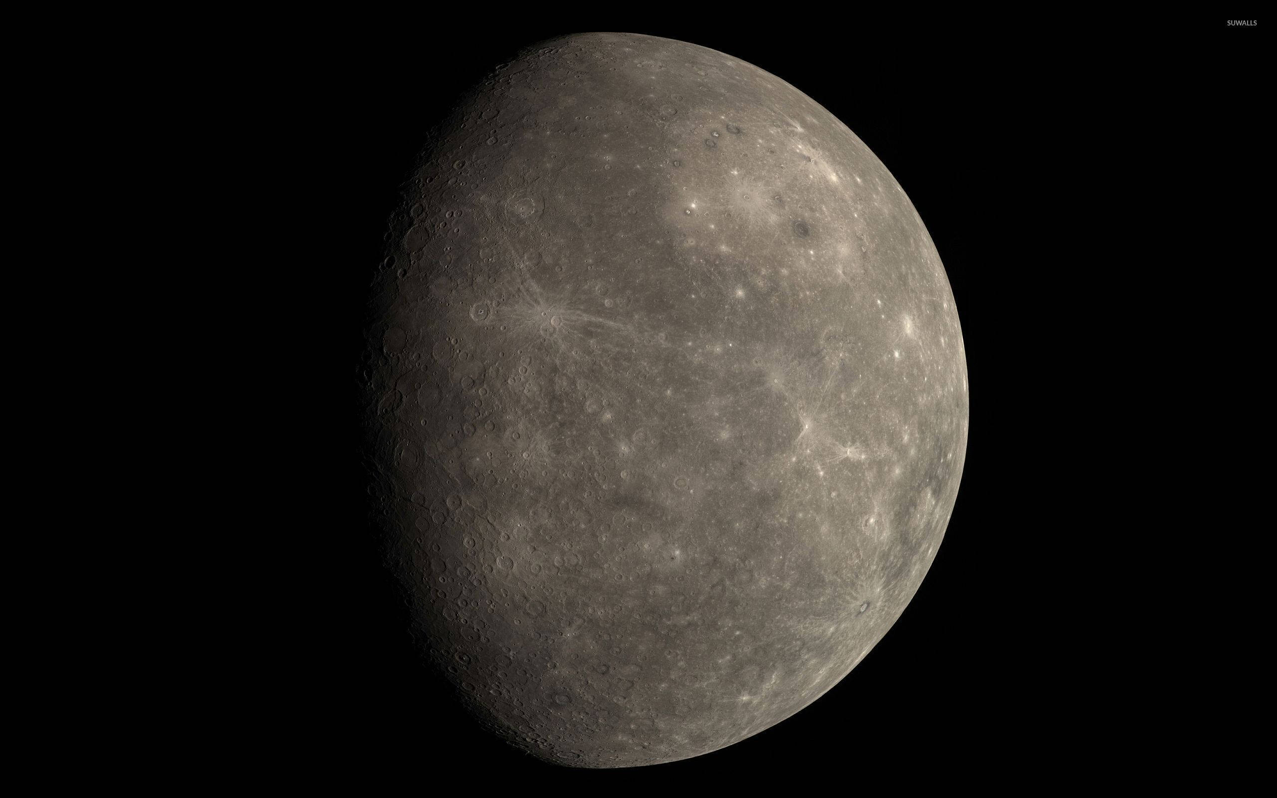 4K水星圖像 壁紙 — 水星佈滿隕石坑的灰色表面在黑色太空虛空中柔和發光的詳細視圖。