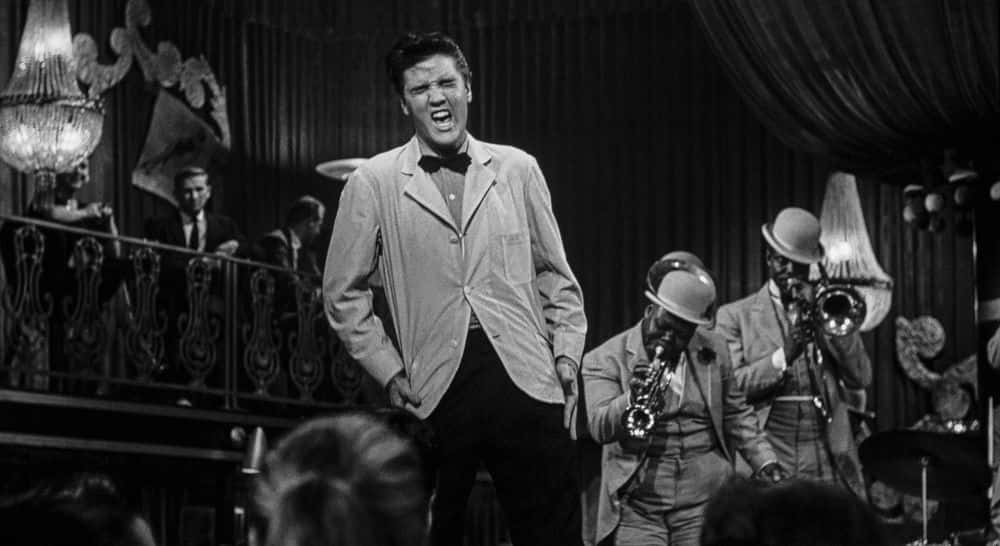 一位歌手在1950年代的夜總會與爵士樂隊一起在舞台上演出。