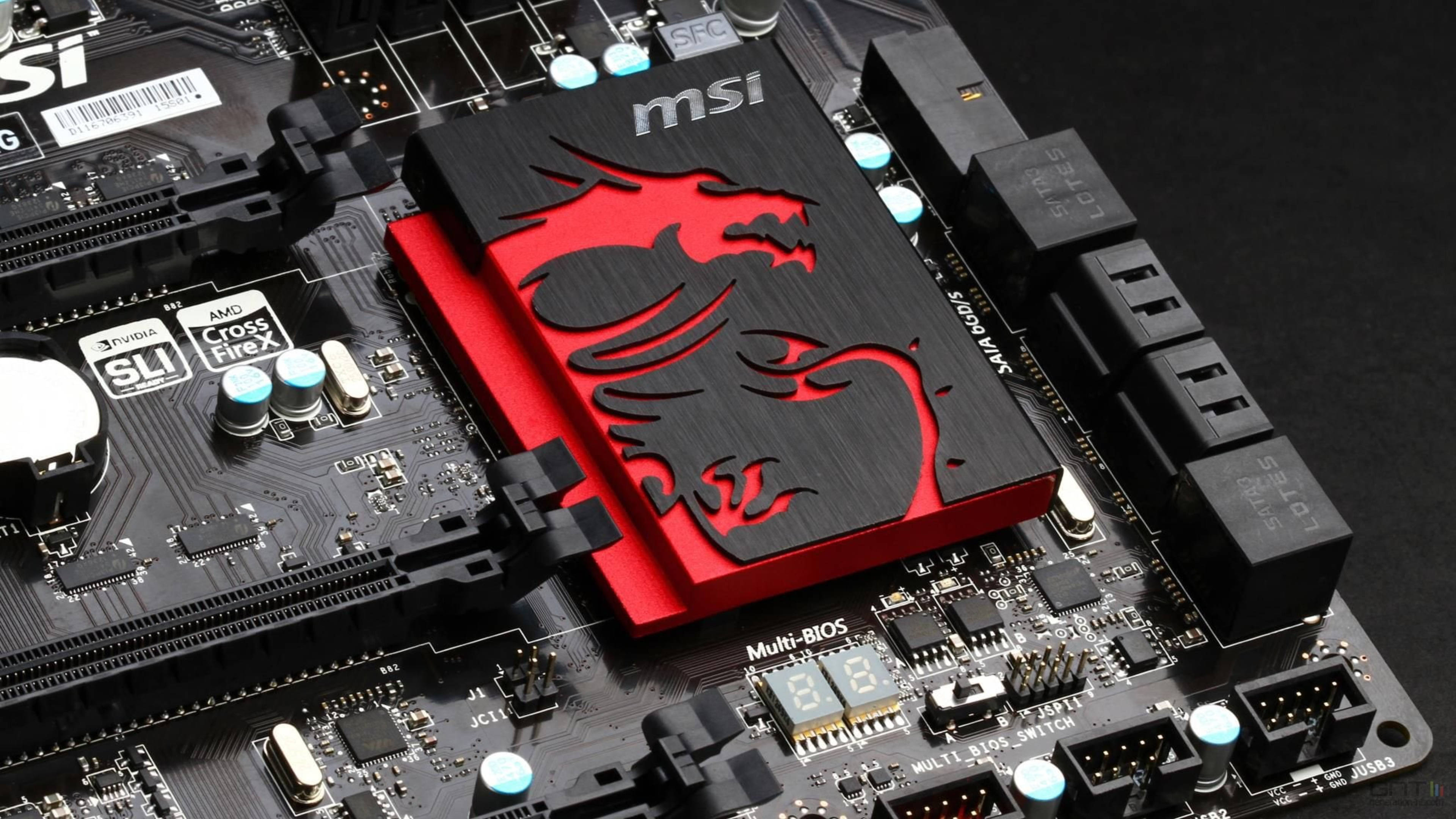 4K筆電 MSI 主機板 壁紙 — MSI 主機板特寫，黑色和紅色龍形散熱器覆蓋在複雜的電路和組件上。
