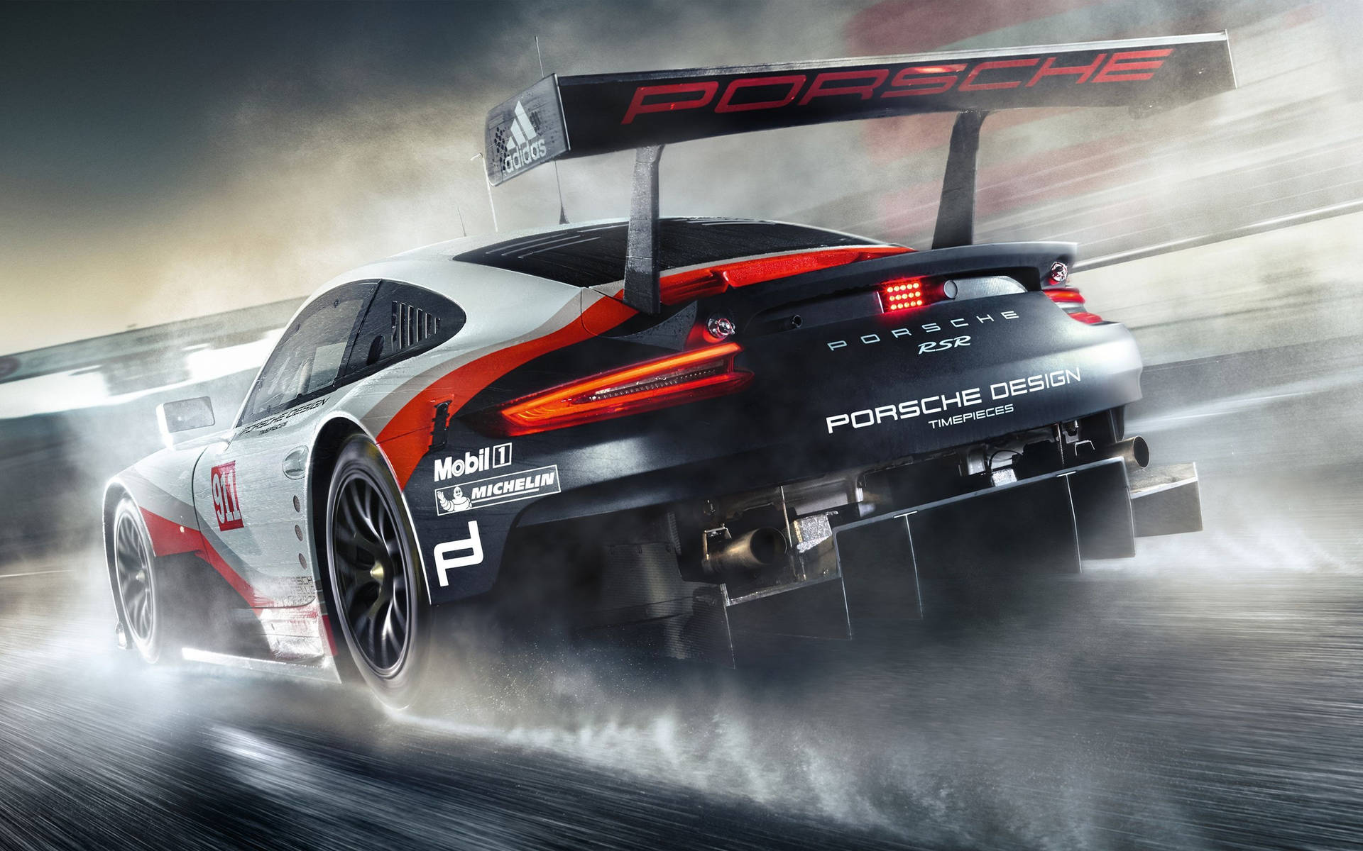 保時捷 911 RSR 賽車在潮濕賽道上疾馳，伴隨水花和暴風雨天空。