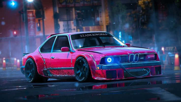 夜間濕潤城市街道上霓虹燈下的粉紅色改裝BMW E30飄移車