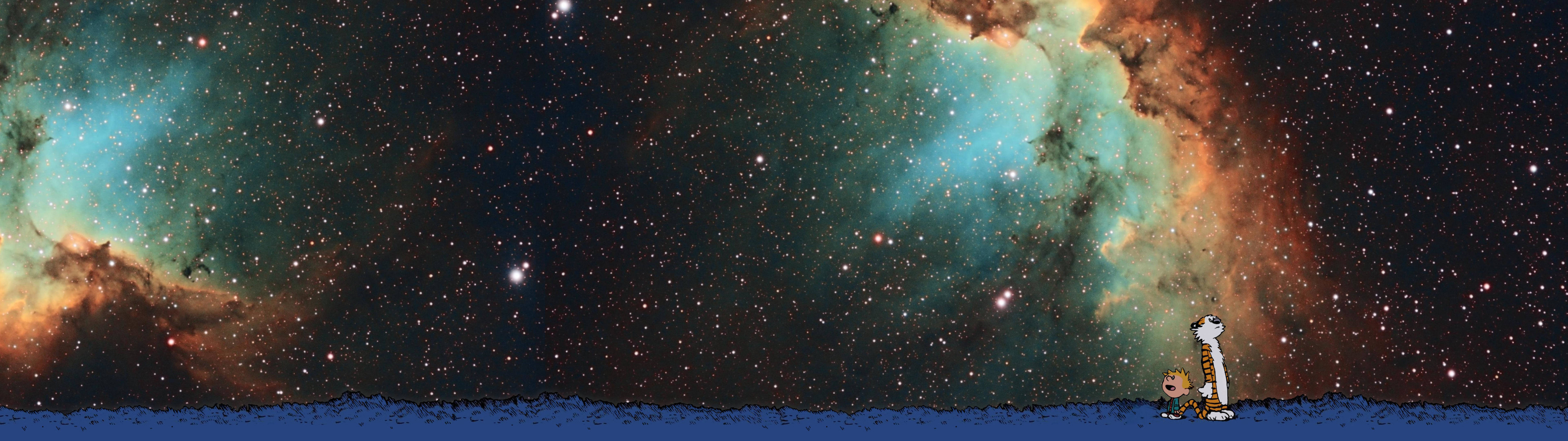 4K雙螢幕卡維與霍布斯仰望星空 壁紙 — 卡爾文和霍布斯站在藍色表面上，凝視著充滿星星和旋轉青綠色橙色雲彩的充滿活力的宇宙星雲。