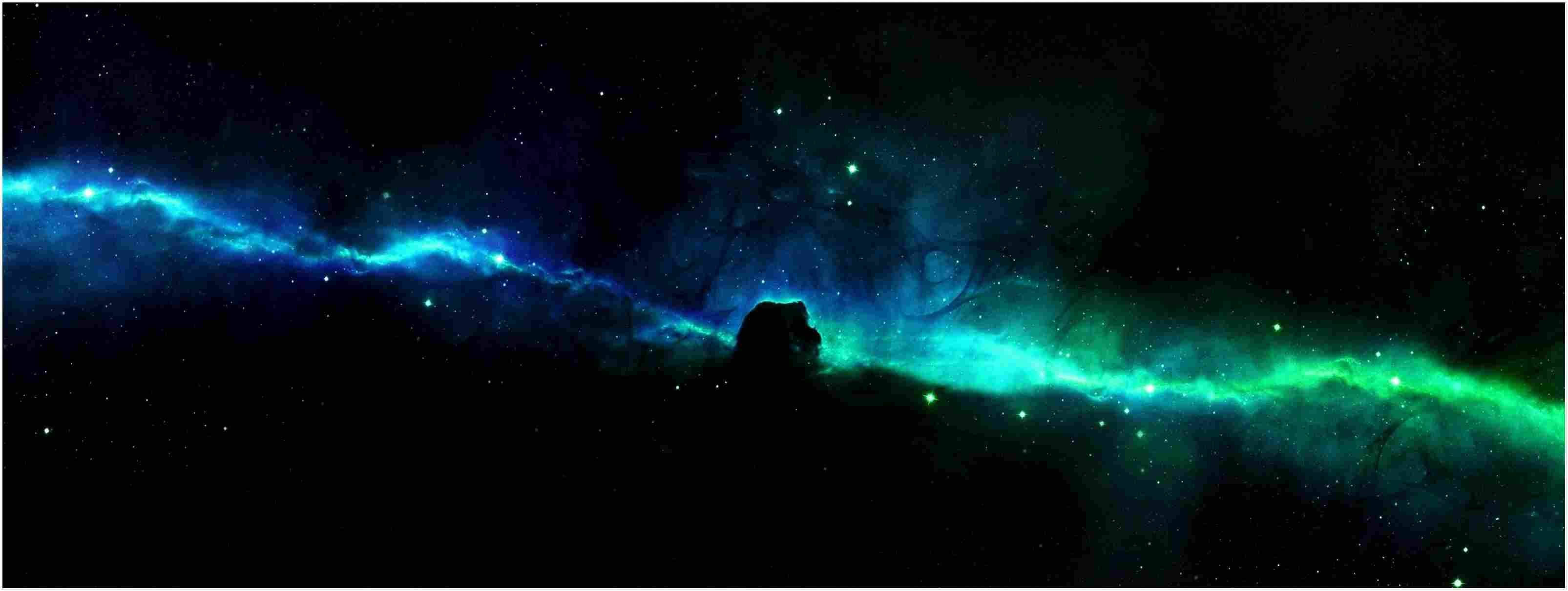 4K雙螢幕外太空藍綠光效 壁紙 — 一個宇宙星雲，帶有發光的藍色和綠色觸鬚，在繁星點點的虛空中延伸，前景有一個黑暗的剪影。