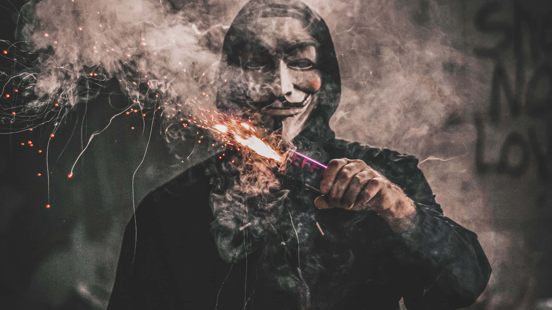 戴面具的人手持煙花棒，身處煙霧彌漫的城市環境中。