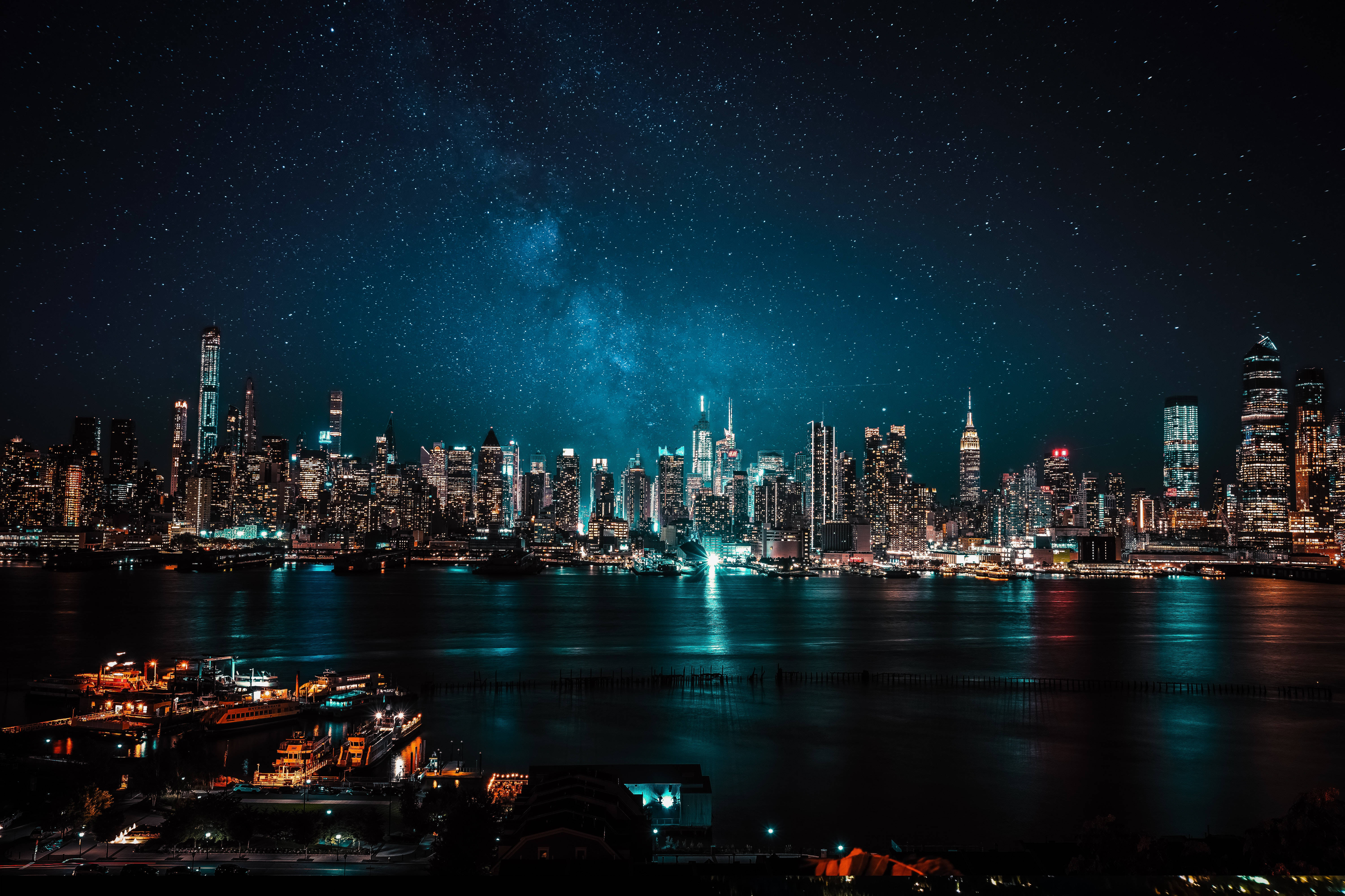 4K高清夜景天際線筆記本背景 壁紙 — 在星空下，銀河在水面上閃耀的紐約天際線的耀眼夜景。