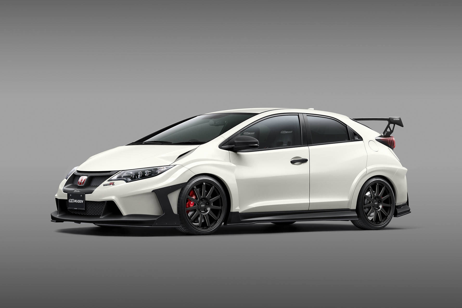 白色本田思域Type R，黑色飾邊和紅色制動器，工作室環境。