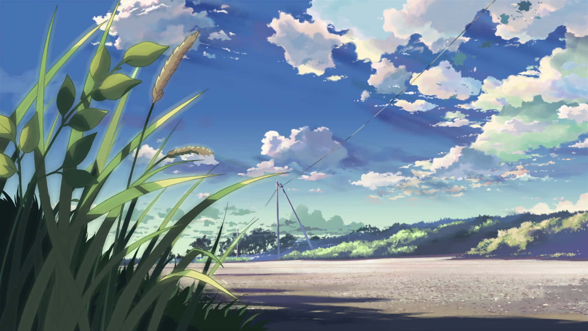 《5厘米每秒》動漫風美景 壁紙 — 動漫風格的高大綠草田野，在明亮的藍天下搖曳，有蓬鬆的白雲和遠處的風力渦輪機。