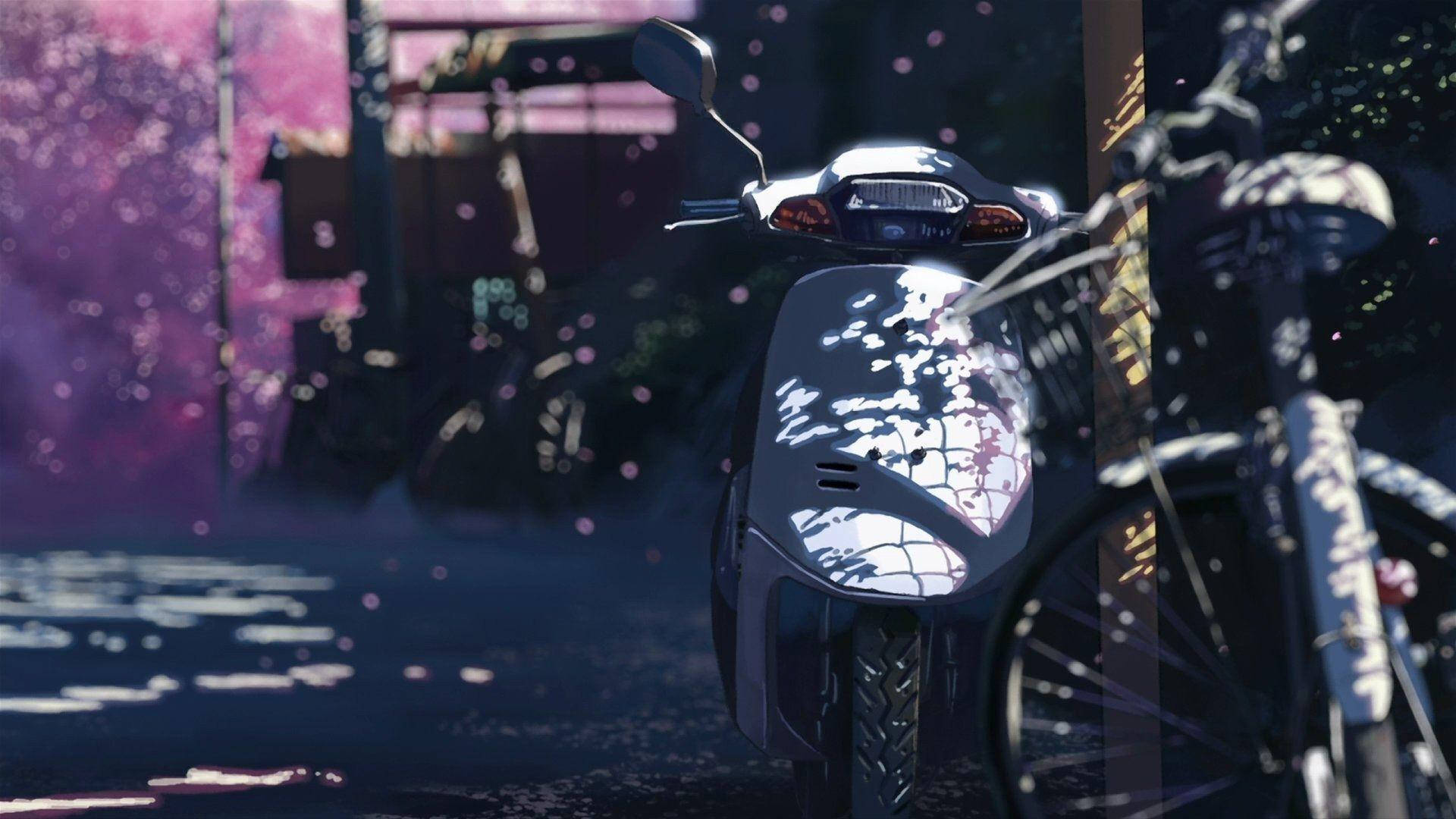 銀色滑板車在黃昏時停在一輛自行車旁邊，櫻花飄落。