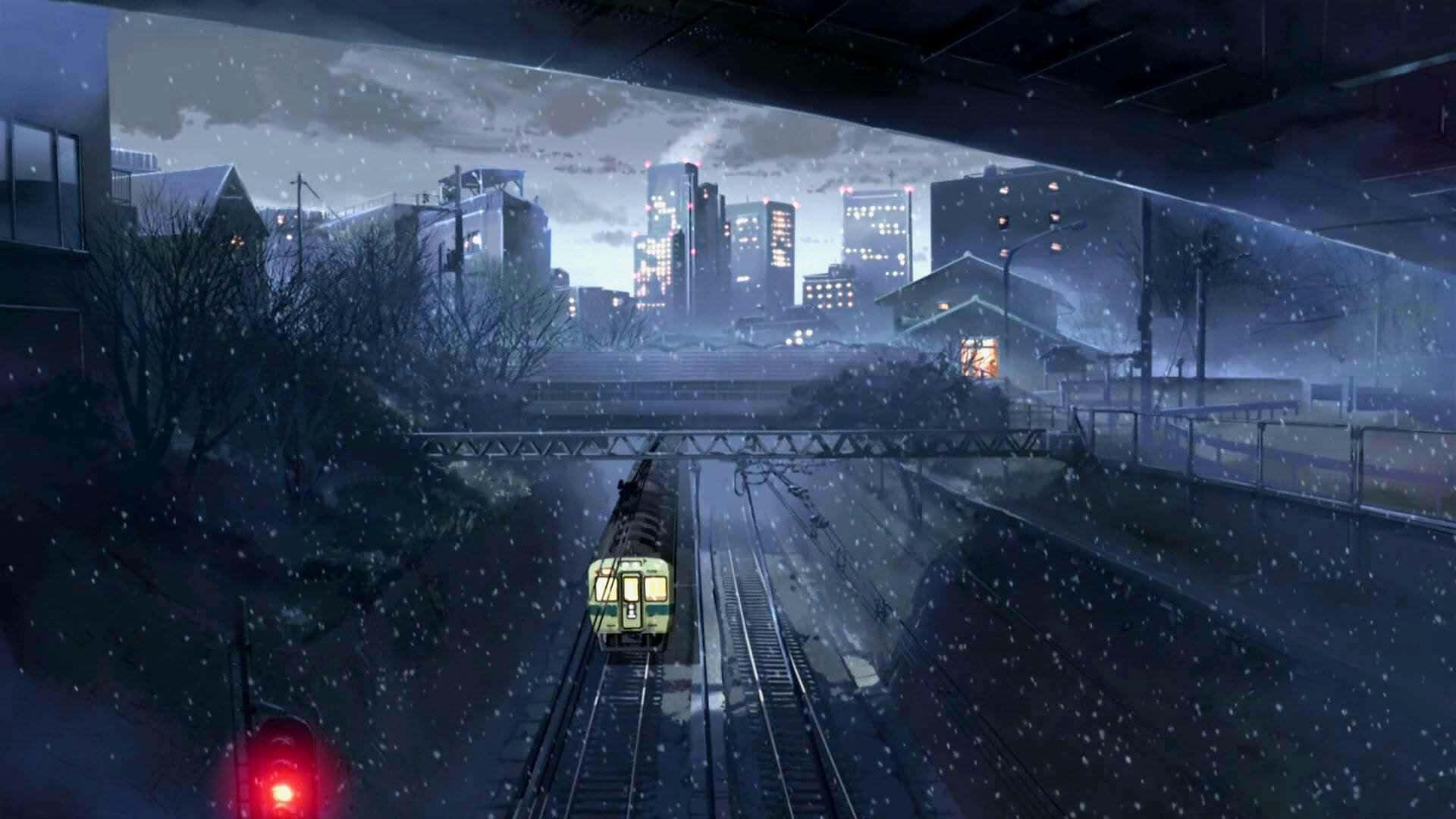 火車夜間穿過積雪的城市車站，背景有城市燈光。