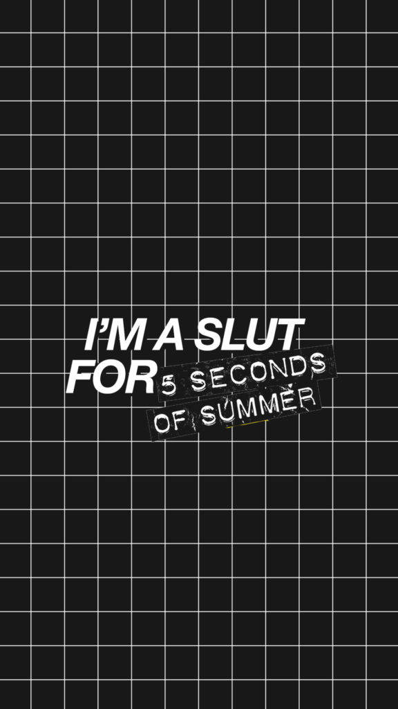 5 Seconds Of Summer金句Tumblr iPhone壁紙 壁紙 — 黑色網格背景上，粗體白色文字以磨損字體寫著「I'M A SLUT FOR 5 SECONDS OF SUMMER」。