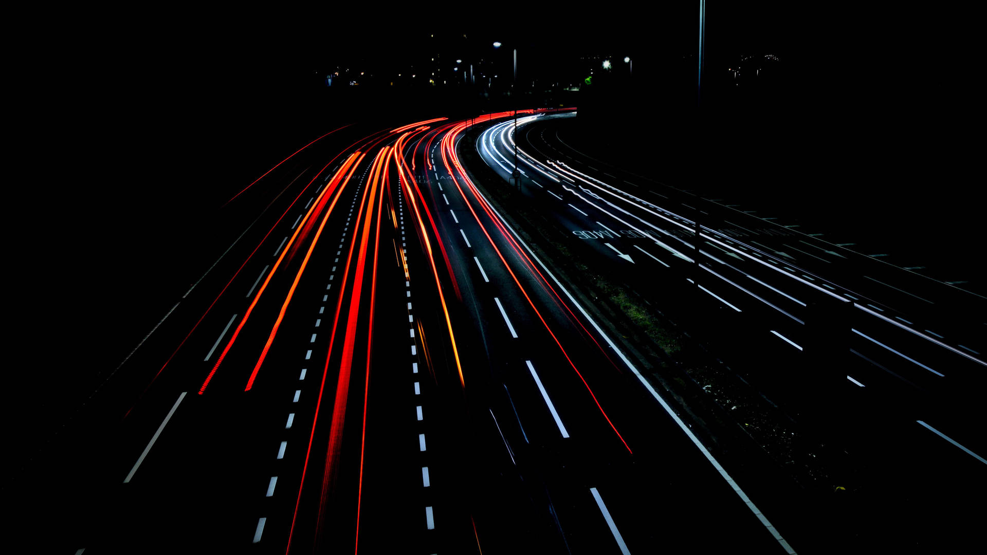 夜間高速公路，帶有移動中的紅色和白色汽車燈光條紋。