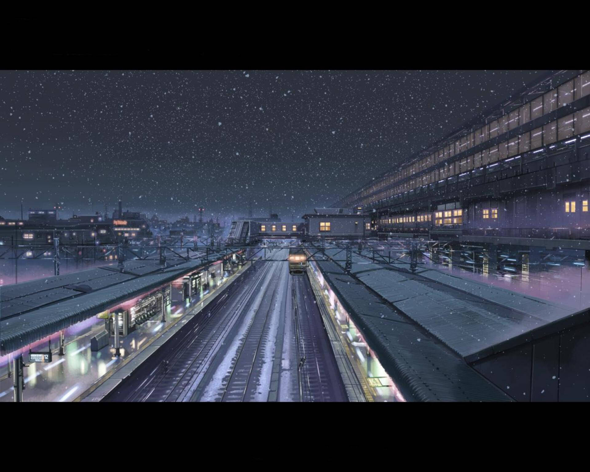 在星空下，發光的燈光中，夜間的火車站飄著雪。