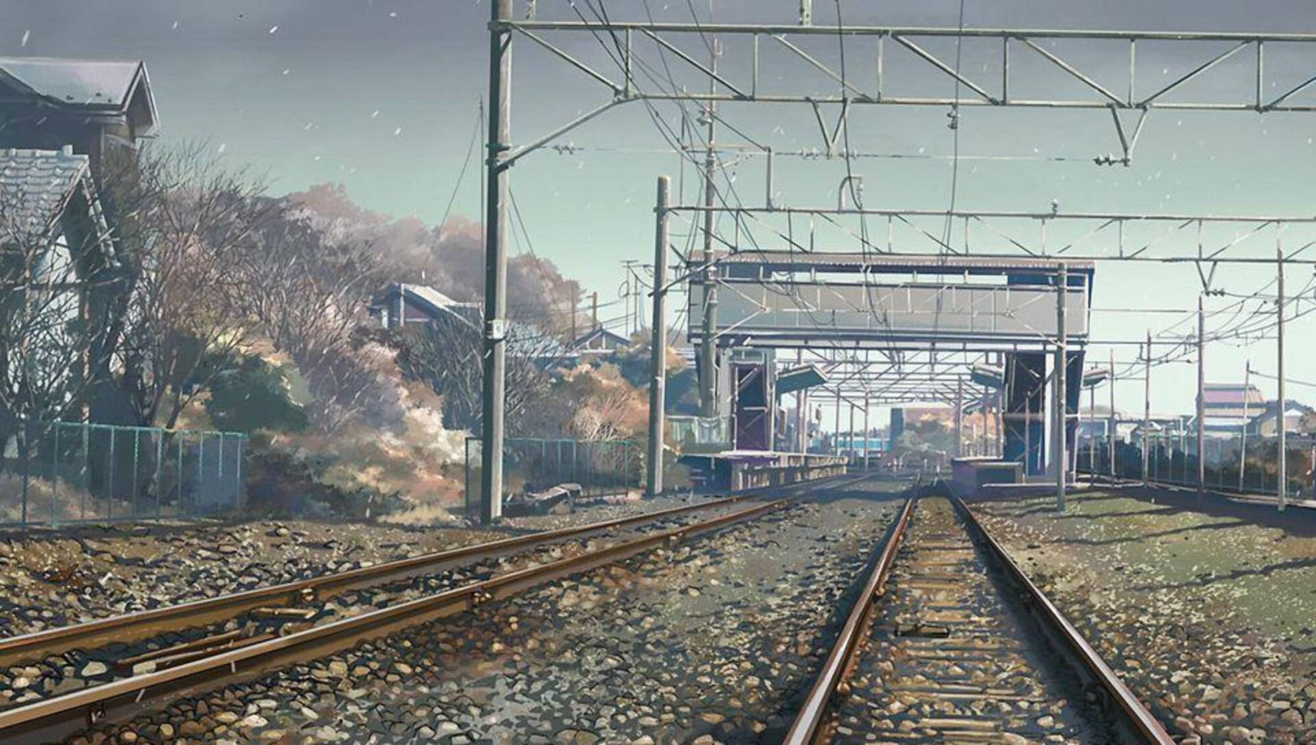 鐵路軌道通向一個寧靜的車站，天空朦朧的冬日。