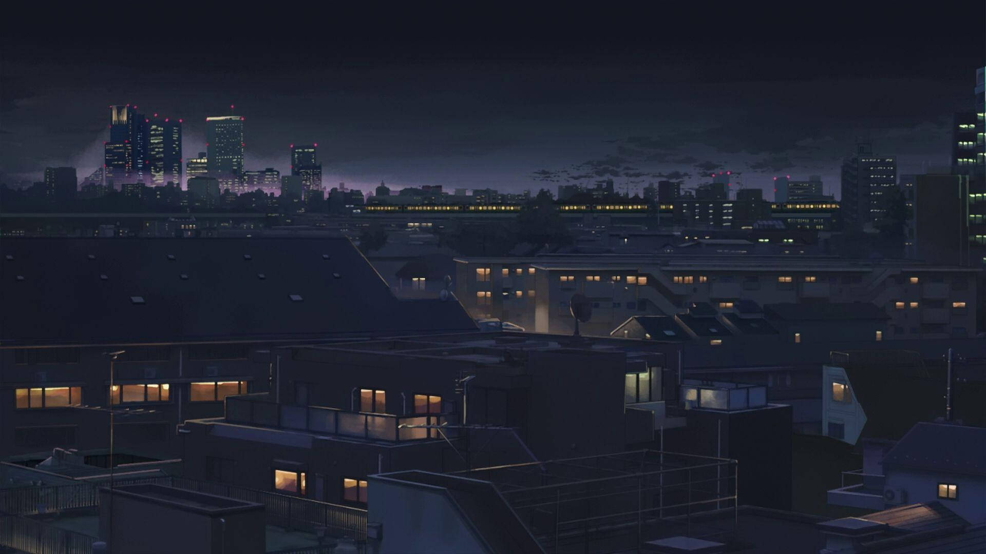 夜景城市天際線，發光的窗戶和遠處的摩天大樓在深紫色天空下。