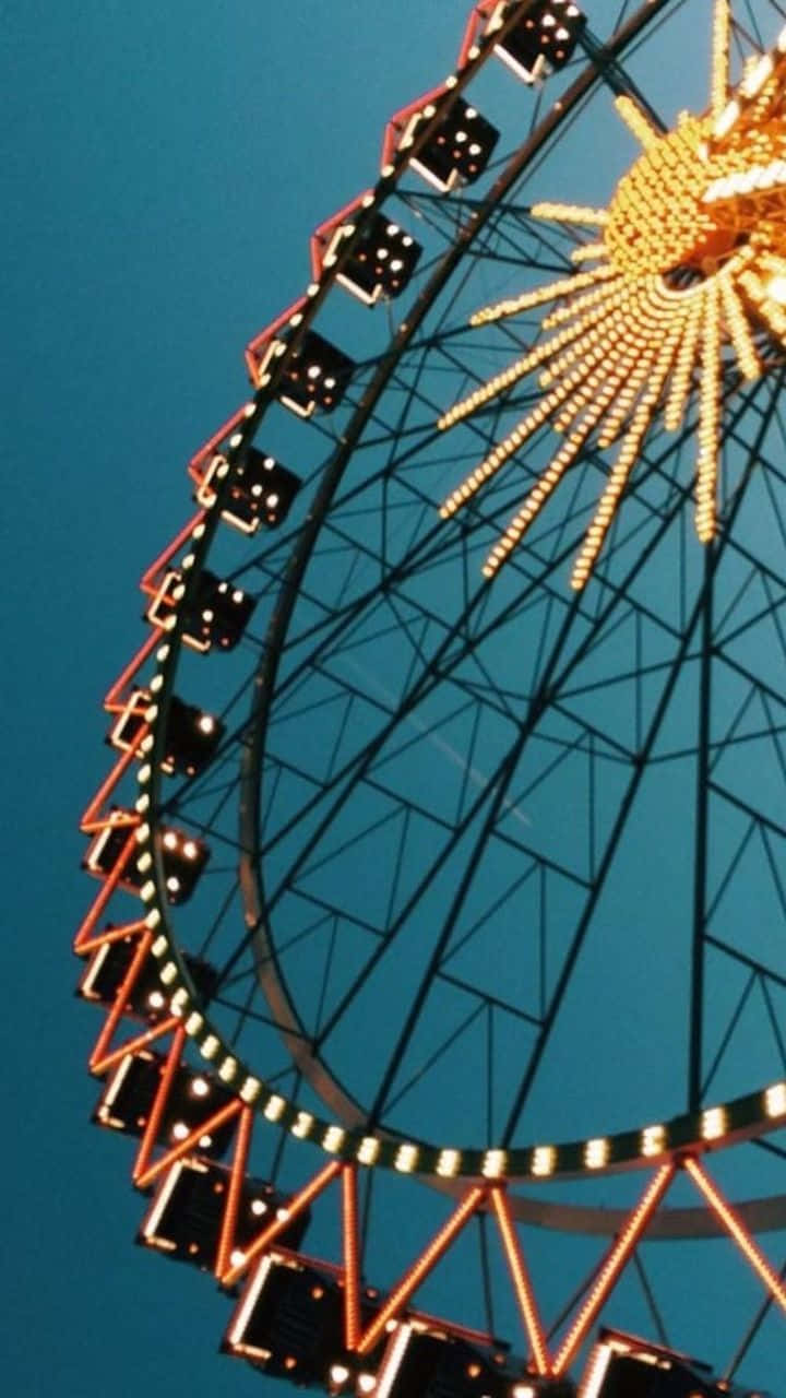 夜晚摩天輪在深藍色天空下亮起
