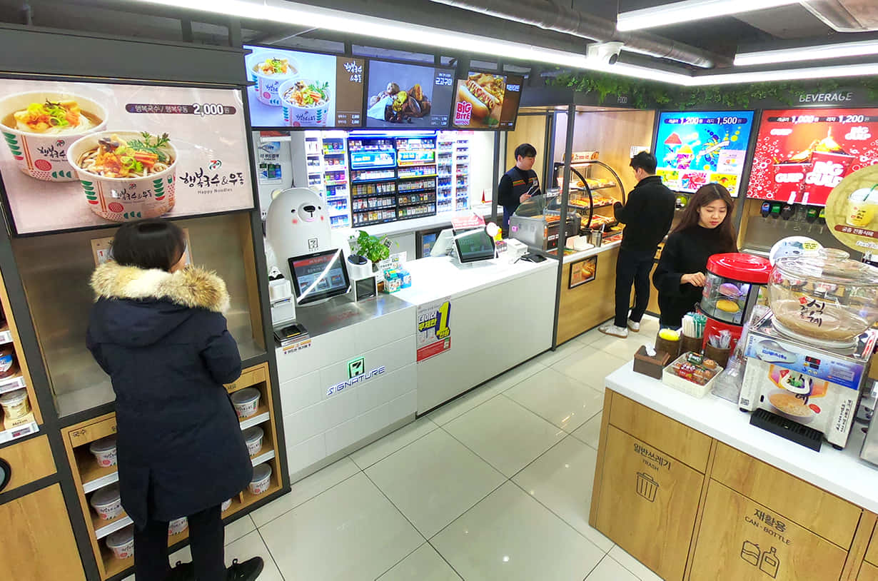 顧客在現代韓國便利店使用自助服務機。