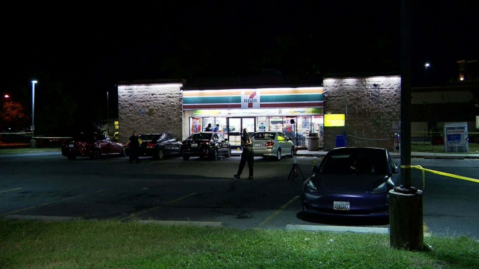 夜晚在7-Eleven商店的警員和警車，附有封鎖膠帶。