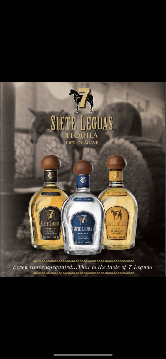 三瓶 7 Leguas 龍舌蘭酒瓶，帶有品牌文字，置於懷舊色背景上。