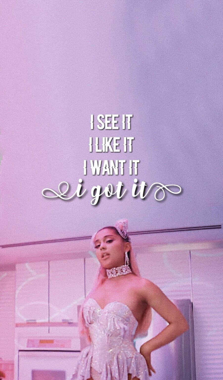 愛莉安娜·格蘭德佩戴《7 Rings》經典七鑽婚戒 壁紙 — Ariana Grande 身穿閃亮粉紅色服裝，在柔和色調的廚房裡自信地擺姿勢，並疊加了勵志文字。