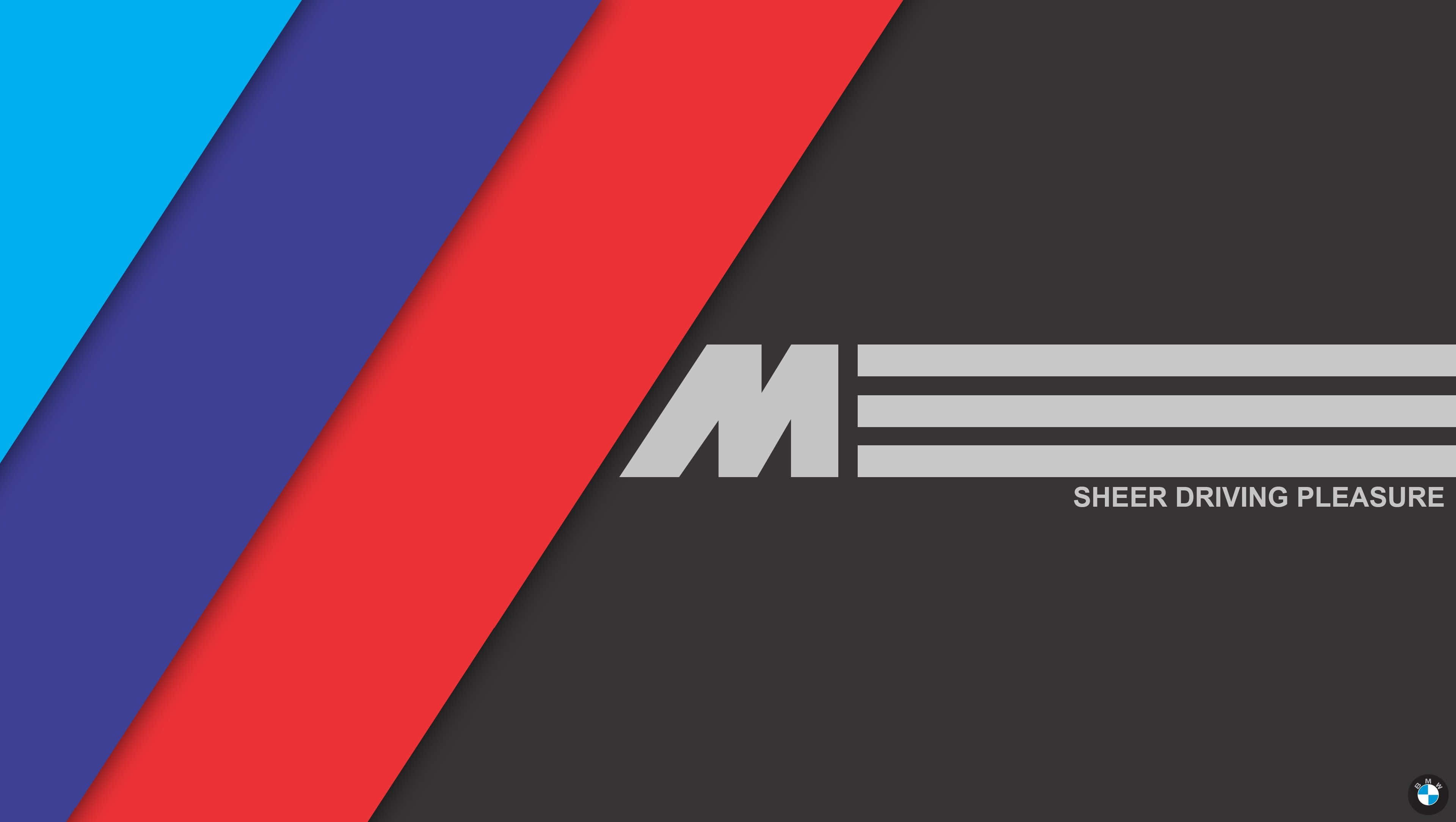 720p BMW M 系列背景：M 條紋與「純粹駕馭樂趣」字樣 壁紙 — 藍色、紫色、紅色和灰色的醒目對角條紋展示了BMW M標誌及文字sheer driving pleasure。