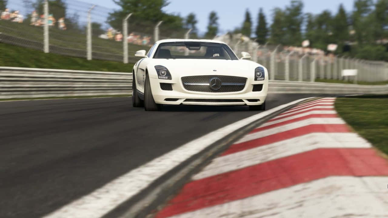 梅賽德斯-奔馳 720p 項目賽車背景 壁紙 — 一輛白色 Mercedes SLS AMG 跑車在彎曲的賽道上飛馳，賽道有紅白路緣石，背景有觀眾。