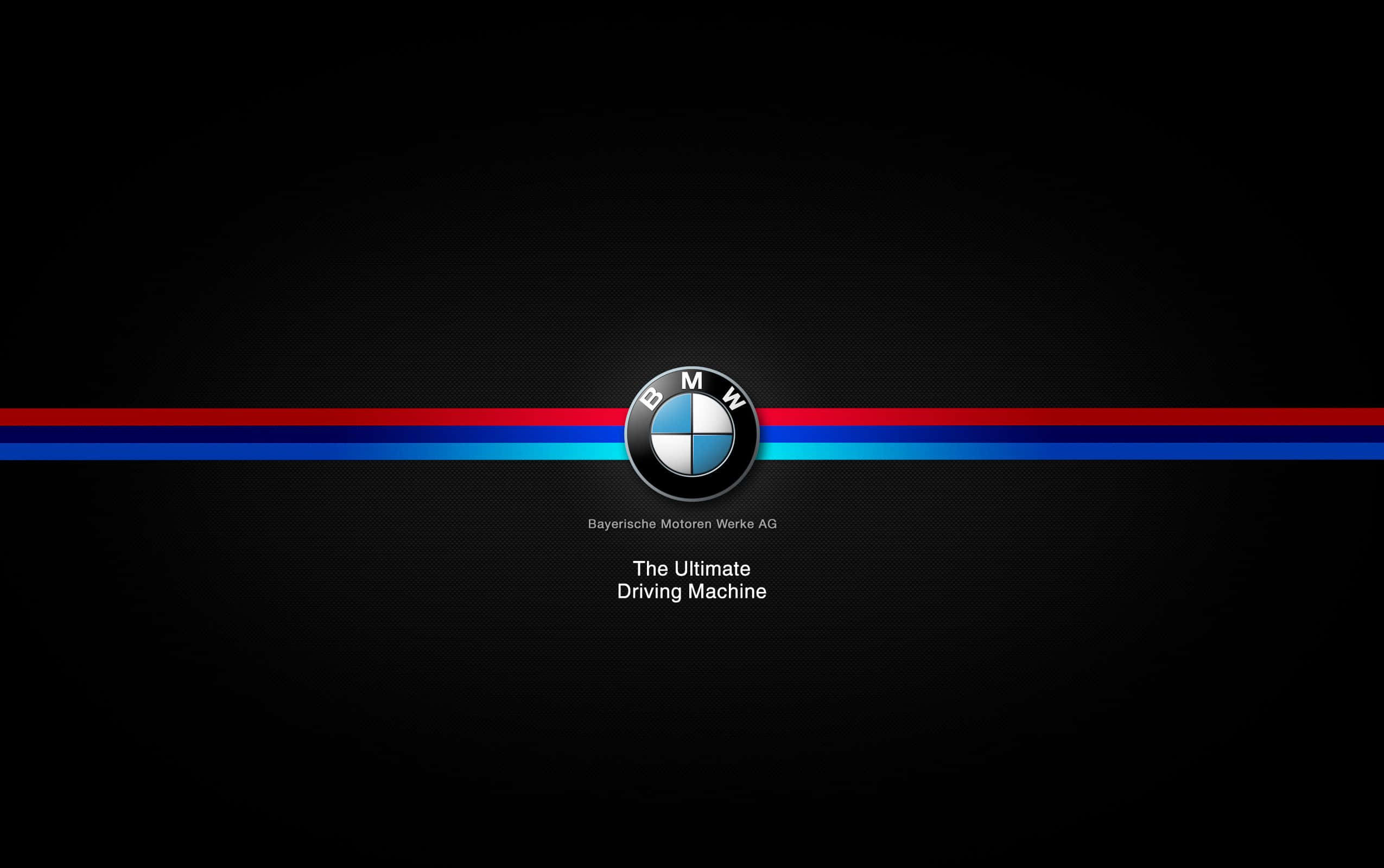 720p M系列背景：BMW標誌「The Ultimate Driving Machine」 壁紙 — BMW 標誌居中於黑色背景上，帶有紅色、藍色和淺藍色條紋及標語 The Ultimate Driving Machine。