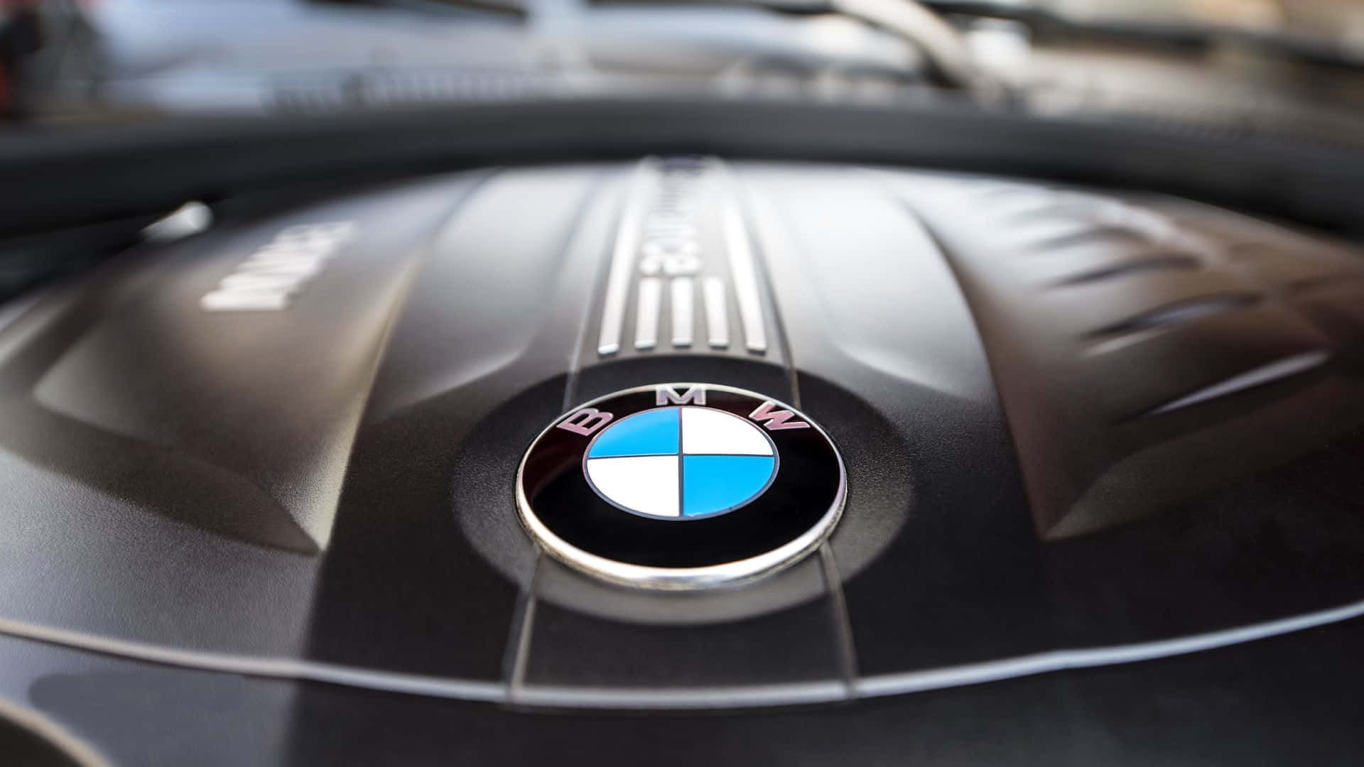 帶有藍白圓形標誌的BMW汽車引擎蓋