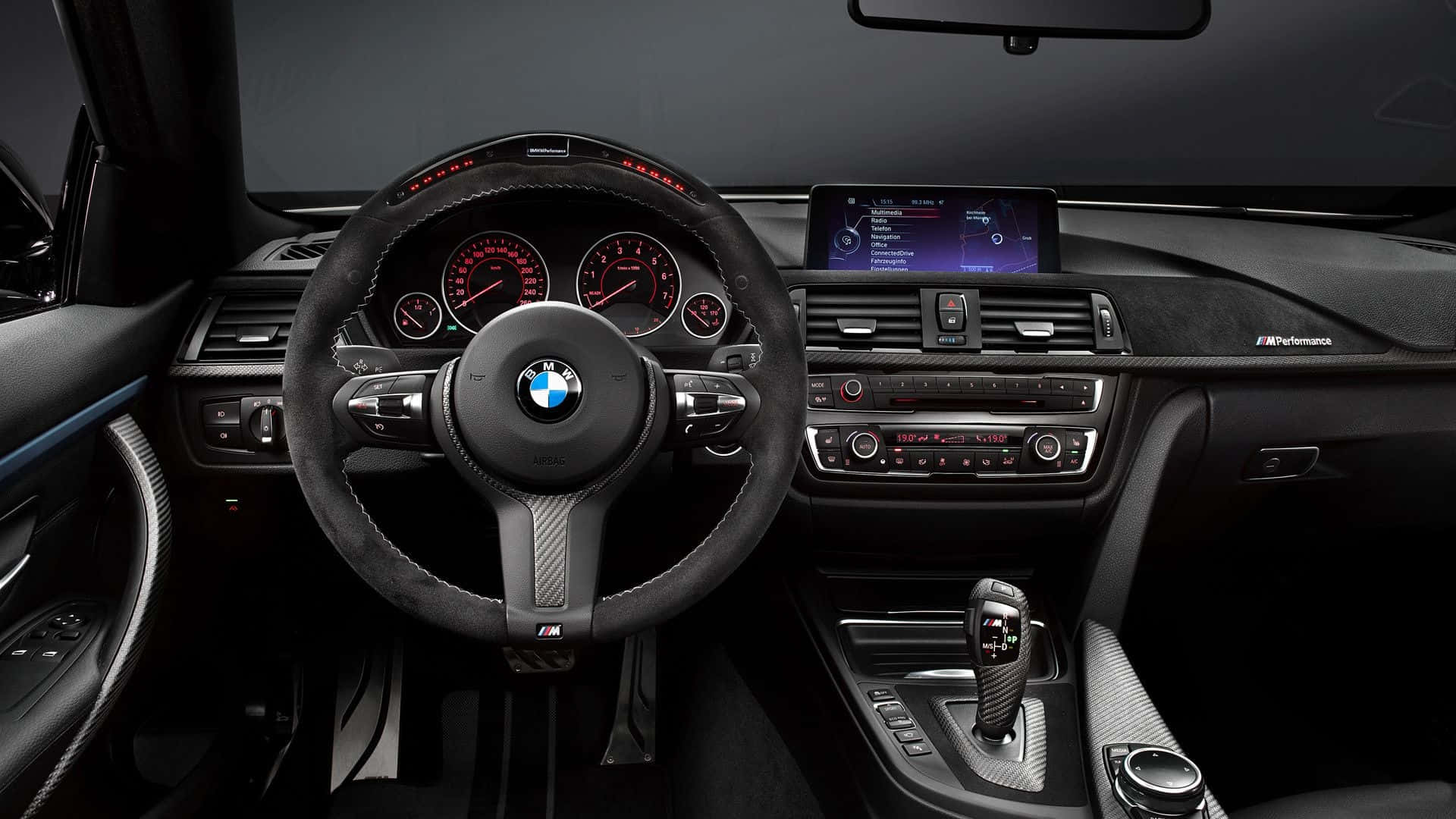 BMW M汽車內飾，帶有碳纖維和紅色照明儀表。