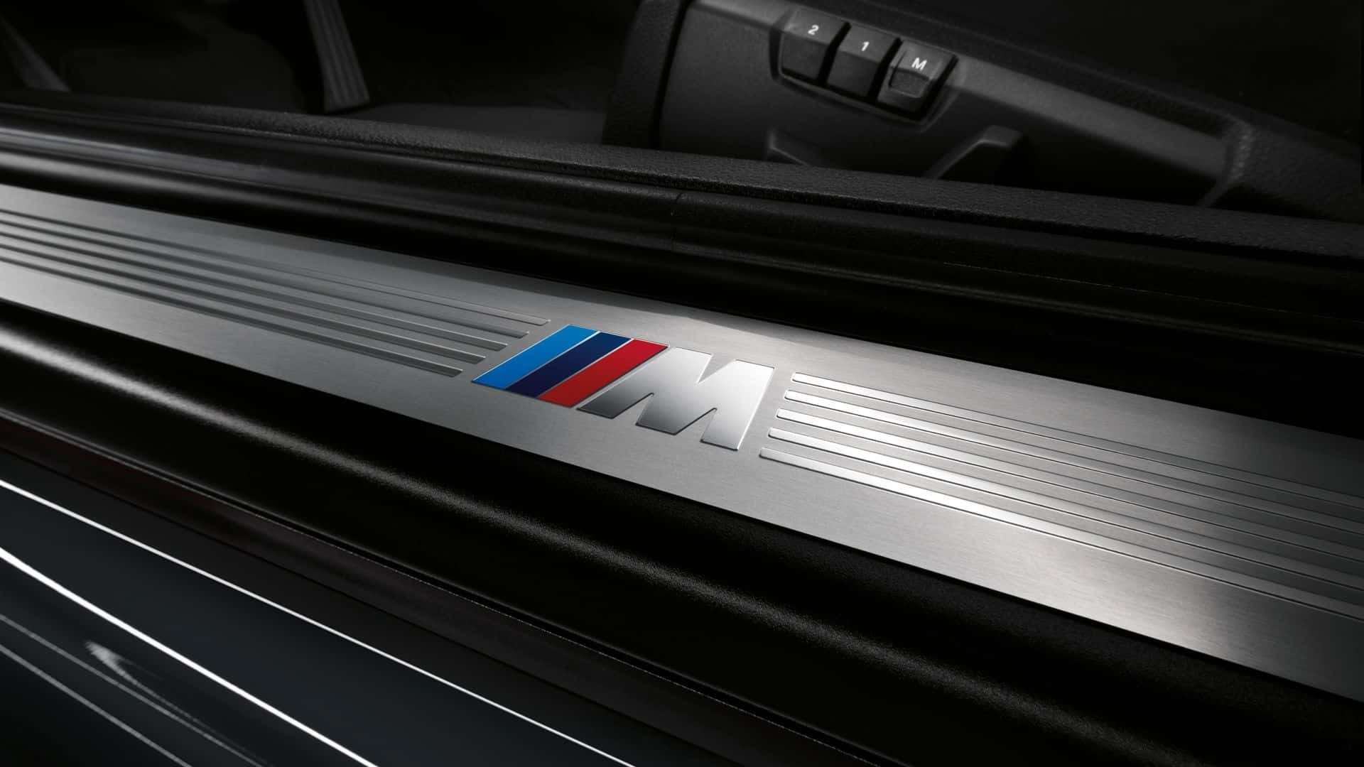 BMW M門檻飾板特寫，帶有彩色條紋