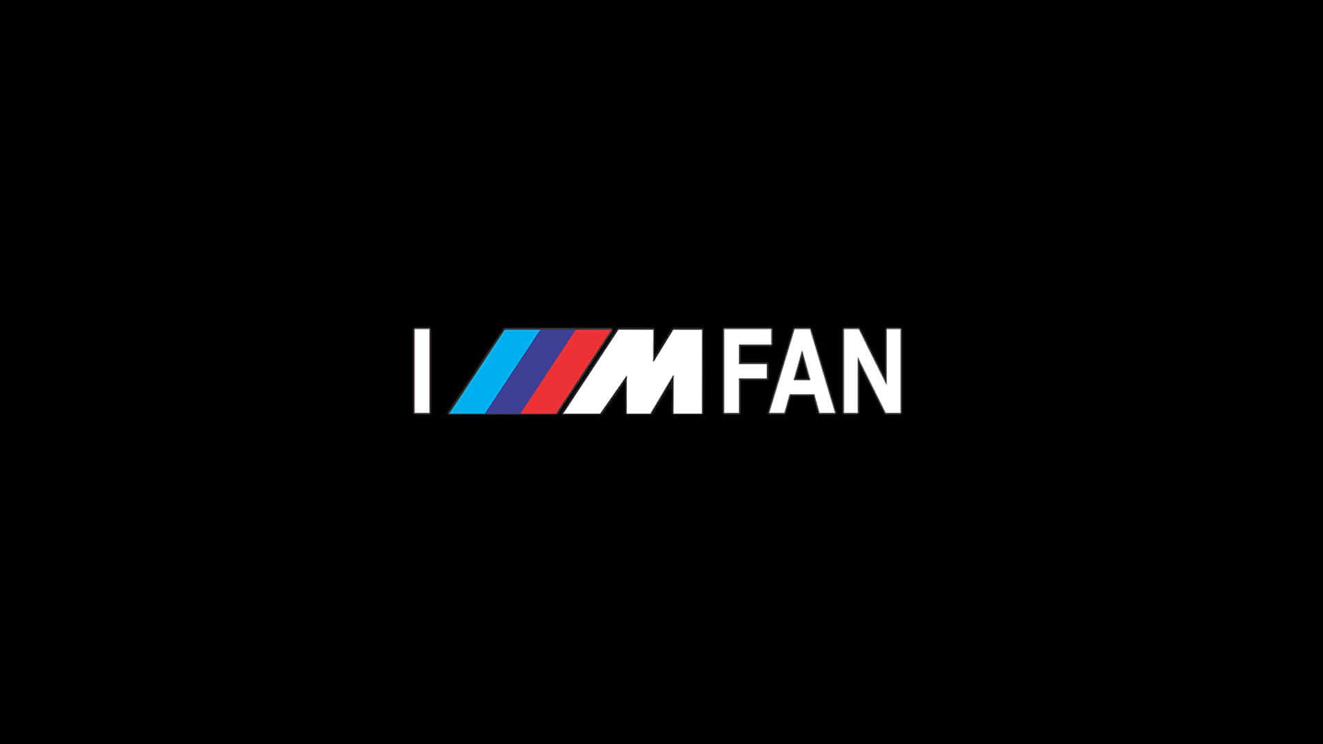 黑色背景上有白色文字I M FAN和BMW M標誌。