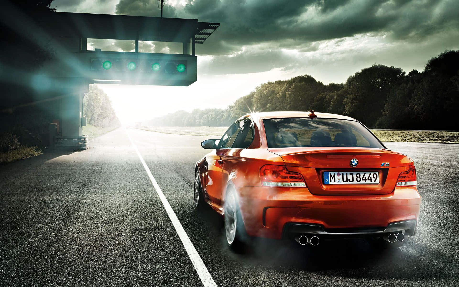 720p M系列背景紅色BMW 2系列 壁紙 — 一輛火橙色的BMW M3在發光的綠色燈光和戲劇性的背光下飄移穿過隧道出口。