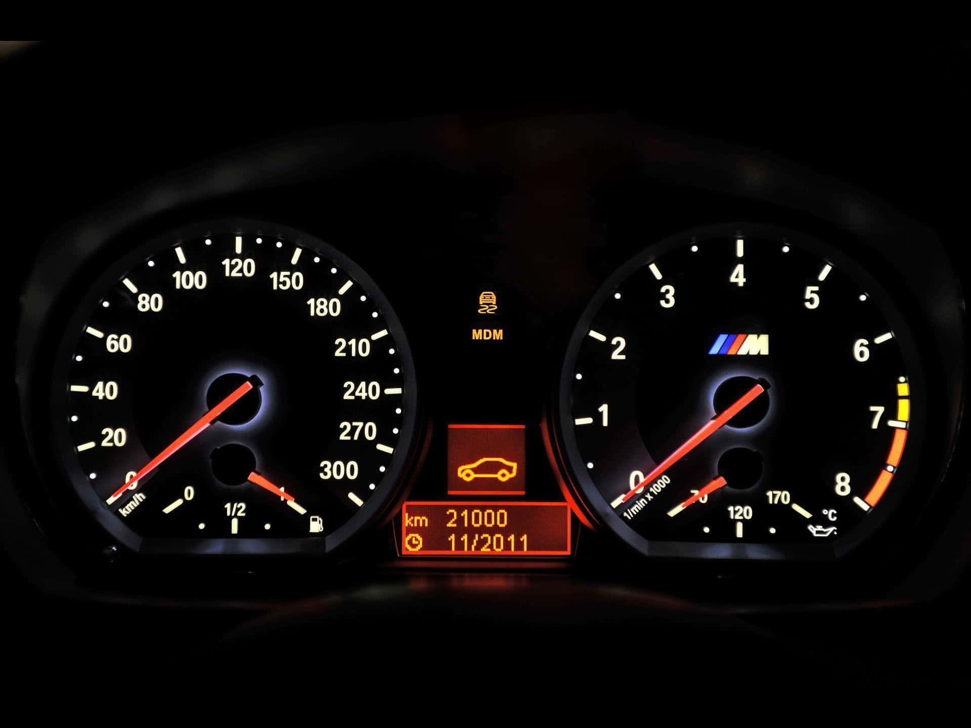 BMW 車儀表板，帶有亮起的儀表和 21000 公里里程。