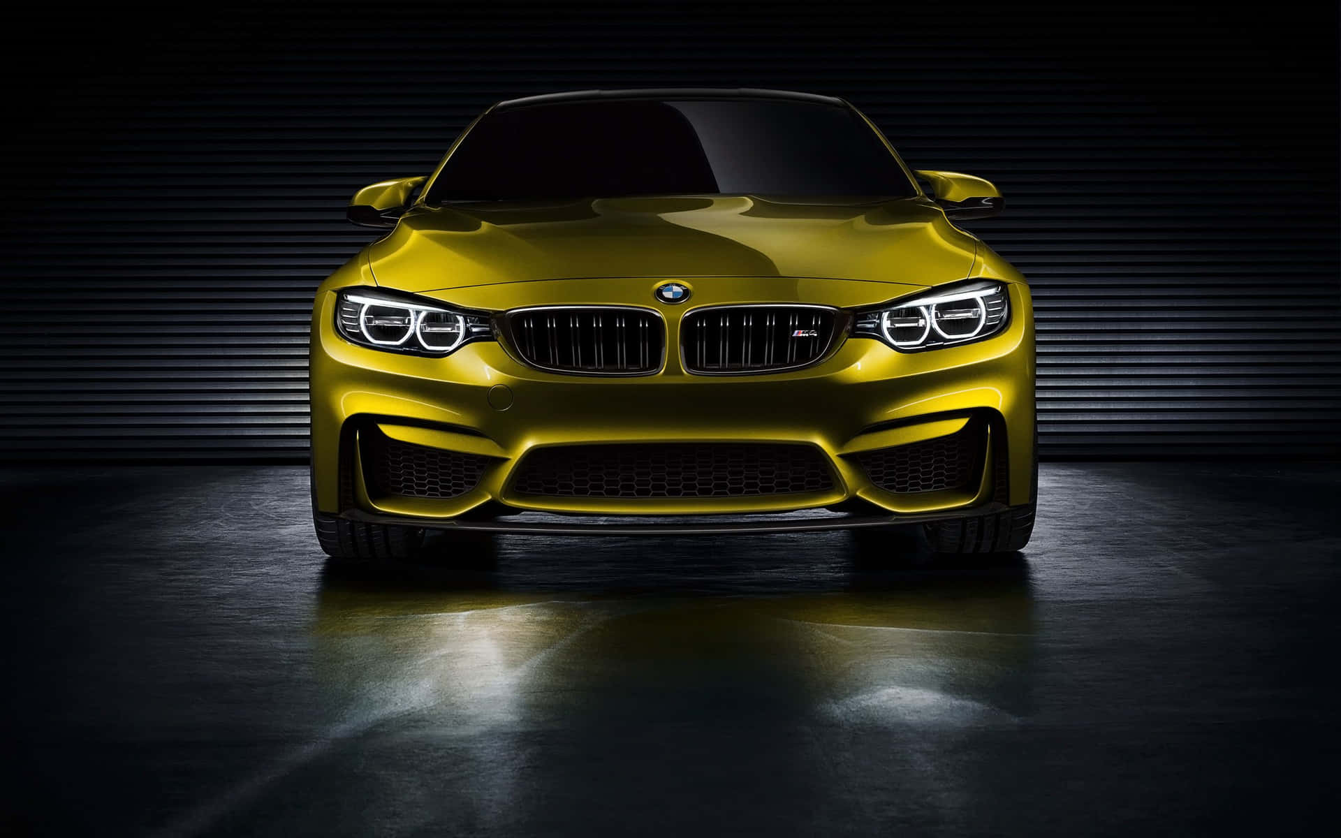 黃色BMW M4跑車在攝影棚內，帶有戲劇性燈光和反射。