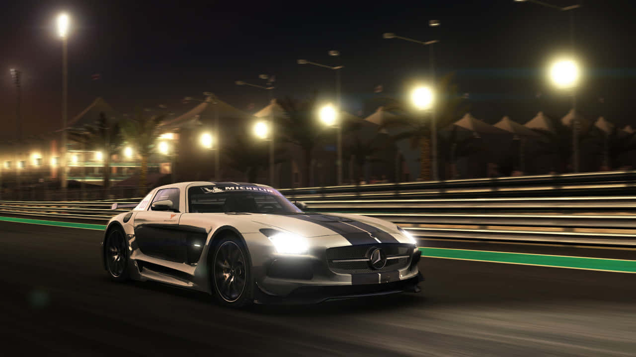 720p 網格賽車：激烈競速體驗 壁紙 — 一輛銀色 Mercedes-AMG SLS GT3 賽車在夜間於燈光璀璨的賽道上疾馳，帶有模糊的動感和閃爍的路燈。