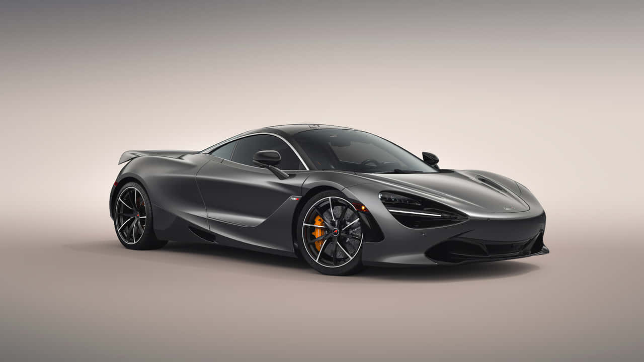 720P 麥拉倫720S 車輛背景 壁紙 — 一輛時尚的啞光灰色McLaren 720S跑車，配備橙色制動卡鉗，在中性攝影棚背景下展示。