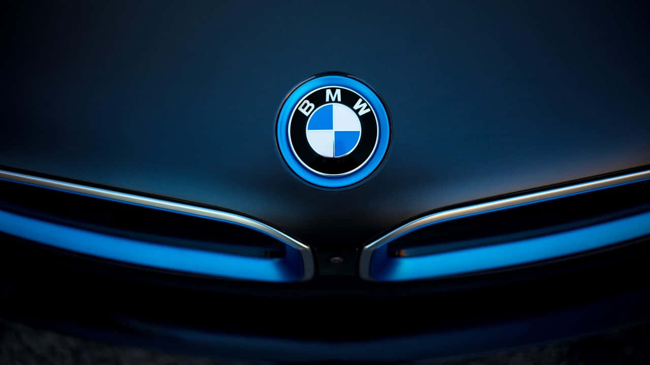 720p視角下的亮藍寶馬雙門跑車 壁紙 — 近距離拍攝BMW標誌在時尚引擎蓋上發出藍光，燈光效果戲劇化。